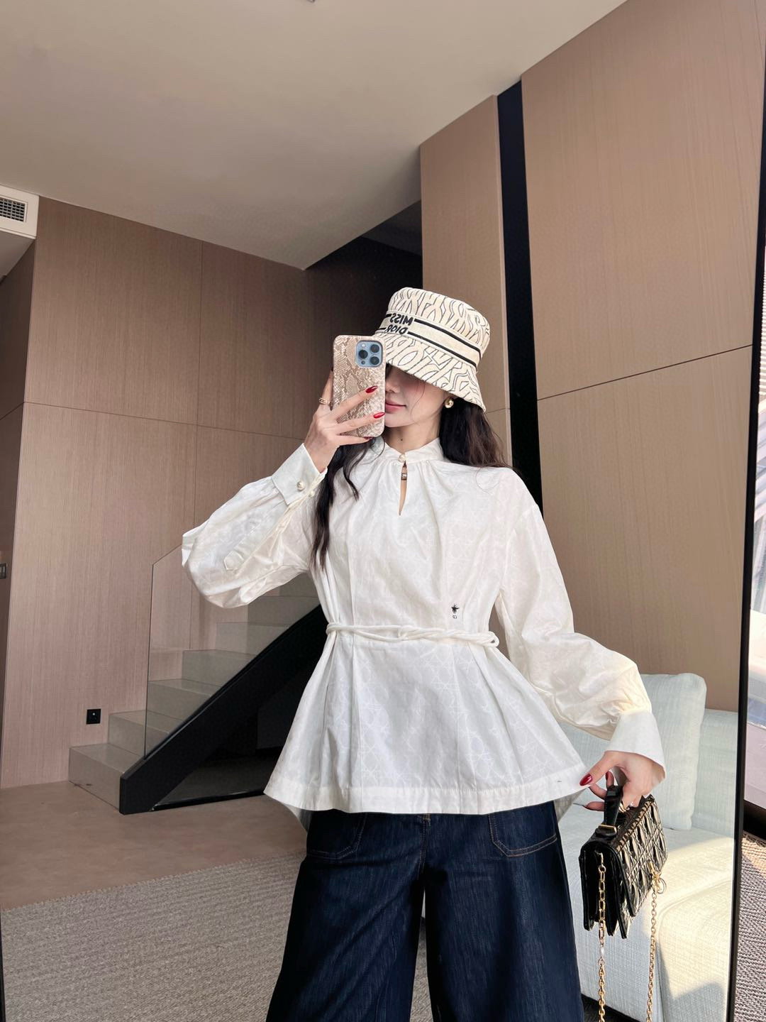 NO:425039,Model number D25061045 Dio* new custom jacquard fabric classic CD bee embroidered waist drawstring waist to make you look slim and stand-up collar long-sleeved shirt!  off-white, (M size shoulder width 53, bust 112, sleeve length 53, front cloak length 64/72) hair, dior, alexander wang19860909款号D25061045 Dio*新款定制提花面料经典CD小蜜蜂刺绣腰间抽绳收腰显瘦立领长袖衬衣！米白色,（M码肩宽53,胸围112,袖长53,前衣长64/72）发,,dior,alexander wang,Women's clothing