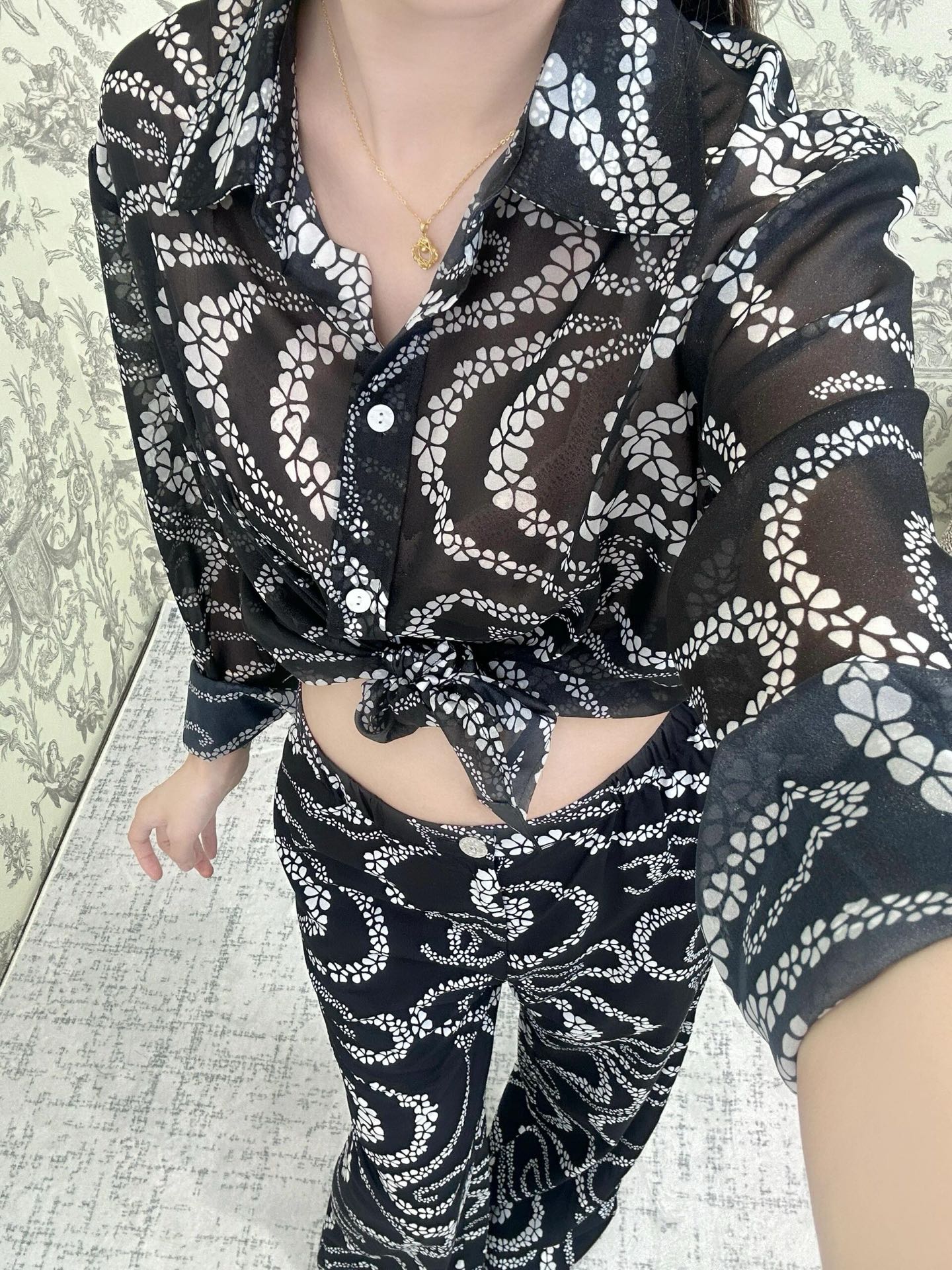 NO:425069,Model number D25061025 Chane* new corrugated flower double C print fashion set!  Buttoned lapel loose long sleeve shirt elastic waist wide-leg pants trousers!  Black, pink, (M size bust 102, sleeve length 59, clothing length 72; waist 74 elastic, hip 96, pants length 101) hair, chanel, alexander wang19860909款号D25061025 Chane*新款波纹花朵双C印花时尚套装！系扣翻领宽松长袖衬衣松紧腰阔腿裤长裤！黑色、粉色、（M码胸围102,袖长59,衣长72；腰围74松紧,臀围96,裤长101）发,,chanel,alexander wang,Women's clothing
