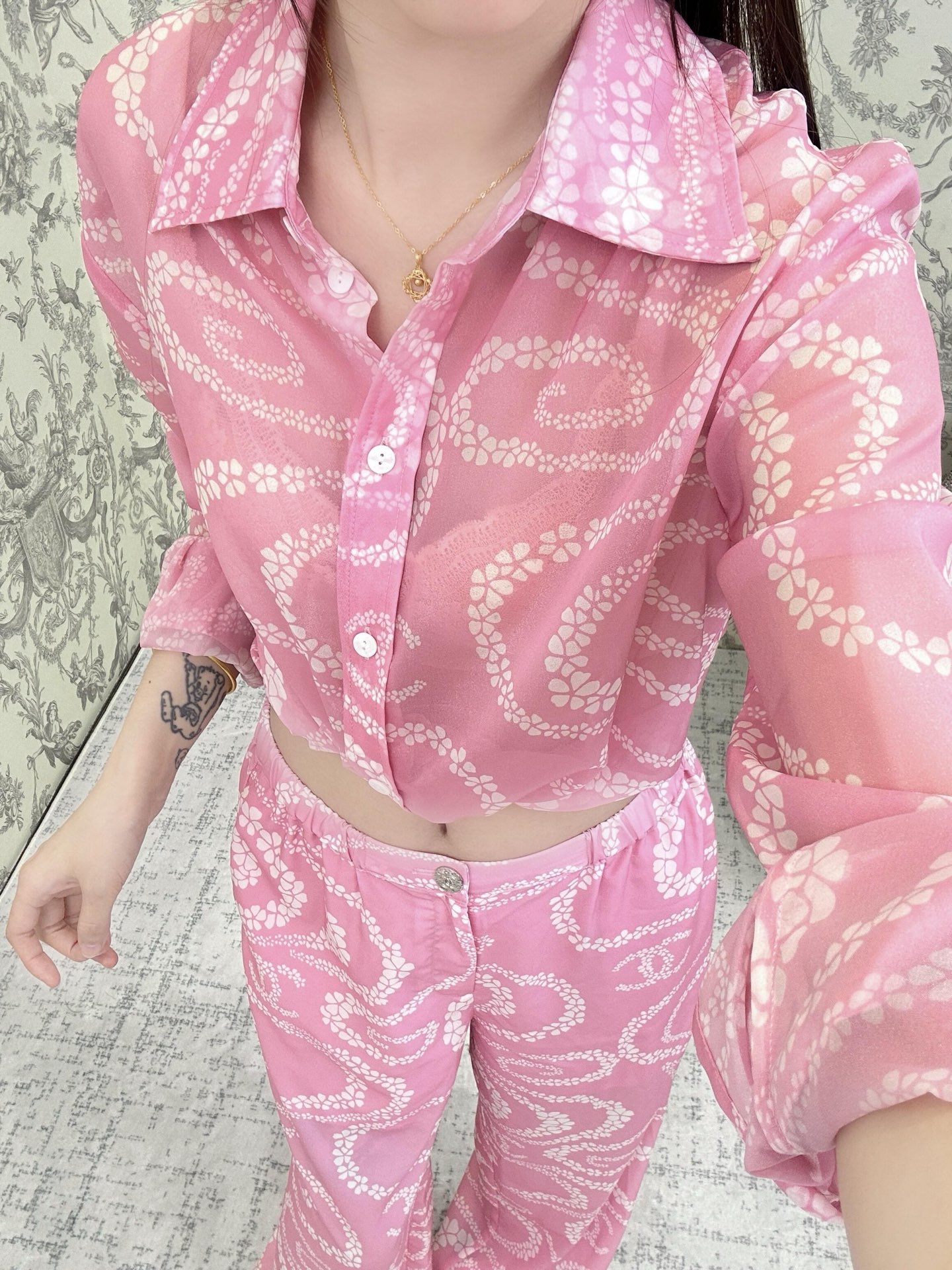 NO:425063,Model number D25061025 Chane* new corrugated flower double C print fashion set!  Buttoned lapel loose long sleeve shirt elastic waist wide-leg pants trousers!  Black, pink, (M size bust 102, sleeve length 59, clothing length 72; waist 74 elastic, hip 96, pants length 101) hair, chanel, alexander wang19860909款号D25061025 Chane*新款波纹花朵双C印花时尚套装！系扣翻领宽松长袖衬衣松紧腰阔腿裤长裤！黑色、粉色、（M码胸围102,袖长59,衣长72；腰围74松紧,臀围96,裤长101）发,,chanel,alexander wang,Women's clothing