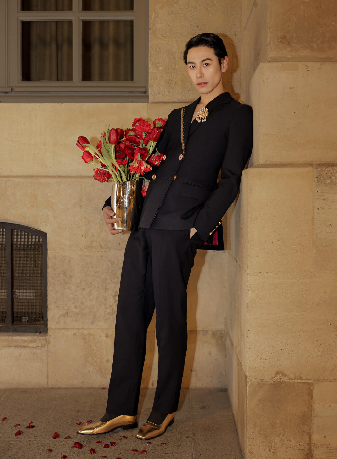 Elegant Women's Navy Blue Suit with Brooch and Contrast Stitching 3 i1757644921286 424 0 2