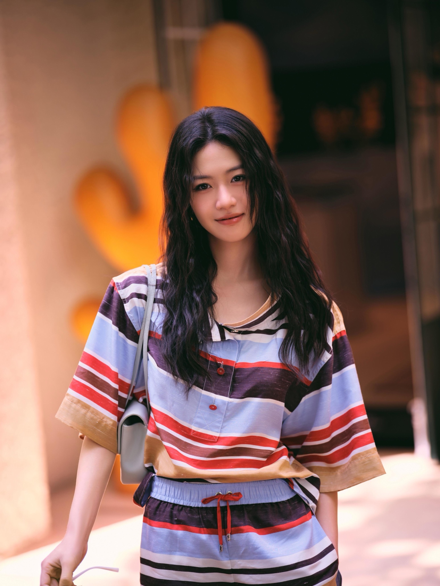 NO:886482,No. D26061524 CHANE*L new contrasting stripes and color matching fashion and casual two-piece suit!  Small lapel, stand-up collar, button placket, curved hem, loose-fitting short-sleeved shirt, top with drawstring, elastic waist, loose shorts!  (M size shoulder width 44, chest 106, sleeve length 24, back center length 69; waist 62 ~ 90, pants length 36), Chanel-clothing, chanel, chanel, shorts, shirts, T-shirt,19860909号D26061524 CHANE*L新 撞色条纹拼色时尚休闲两件套装！小翻领立领系扣门襟弧摆宽松洋气短袖衬衫上衣抽绳松紧腰宽松小短裤！（M码肩宽44,胸围106,袖长24,后中长69；腰围62～90,裤长36）,香奈儿-服装,chanel,chanel,shorts,shirts,T-shirt,,Women's clothing