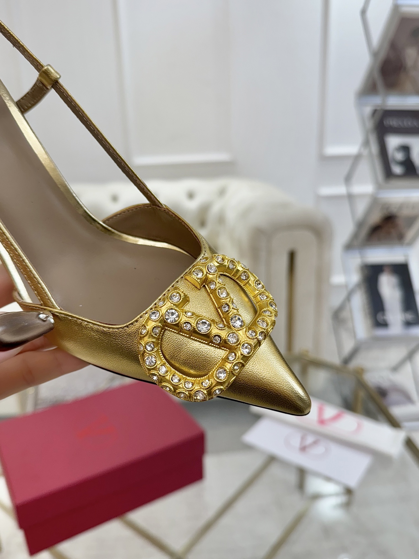 NO:231563,The latest spring rhinestones. The latest style of the water heavy industry in the home counter creates classic high heels. The top version is definitely the strongest in history. Welcome to compare fabrics using cowhide and inner Indian sheepskin. The sole uses Italian imported genuine leather sole. It is comfortable and easy to wear. The last is the same as the counter. Elegant temperament, standard size 35-42 matching packaging. Heel height 4cm. 7.5cm., sandals, sandals, high heels, cowhide, sheepskin, Leather soles19860909最新春款水钻.家专柜最新款水重工打造经典高跟鞋,顶级版本绝对史上最强货 欢迎对比面料釆用进牛皮、内里印度羊皮,大底采用意大利进口真皮大底,舒适好穿楦型与专柜一致,优雅气质、标准码35-42配套包装 跟高4cm. 7.5cm.,凉鞋,sandals,high heels,cowhide,sheepskin,Leather soles,Women's Shoes