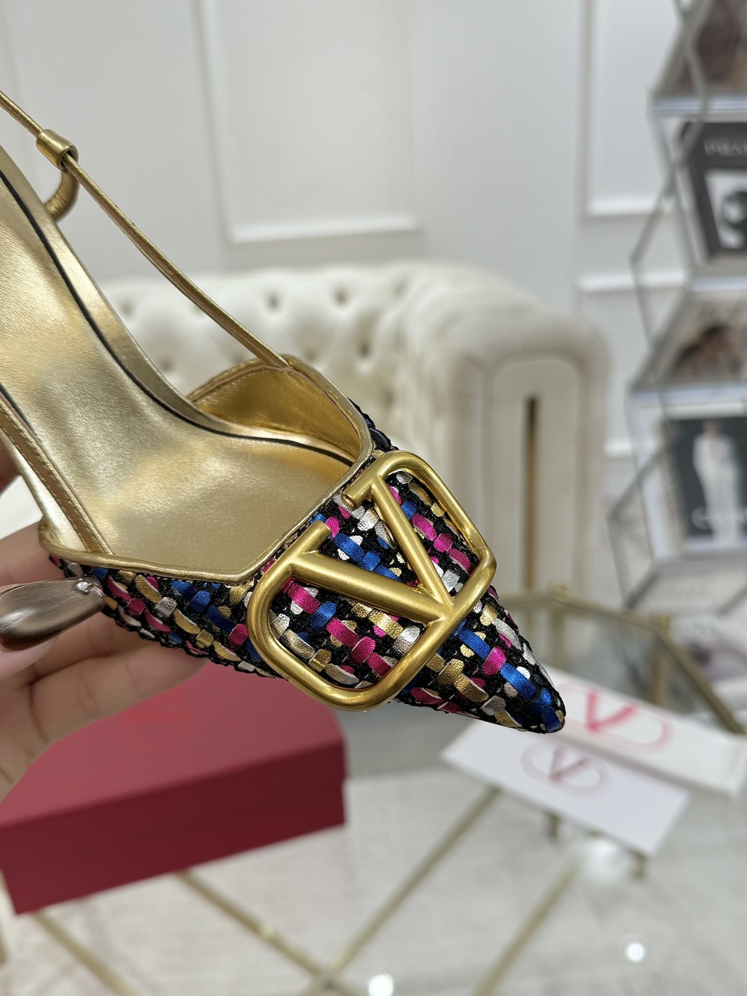 NO:231565,The latest spring model, fantasy weaving and heavy industry, the top version is definitely the strongest in history. Welcome to compare fabrics to cowhide and inner Indian sheepskin, the sole uses Italian imported genuine leather sole, comfortable and easy to wear, the last is the same as the counter, elegant temperament, standard size 35-42 matching packaging, heel height 7.5cm., sandals, sandals, high heels, cowhide, sheepskin, Leather soles19860909最新春款 幻彩编织、重工打造经典高跟鞋,顶级版本绝对史上最强货 欢迎对比面料釆用进牛皮、内里印度羊皮,大底采用意大利进口真皮大底,舒适好穿楦型与专柜一致,优雅气质、标准码35-42配套包装 跟高7.5cm.,凉鞋,sandals,high heels,cowhide,sheepskin,Leather soles,Women's Shoes