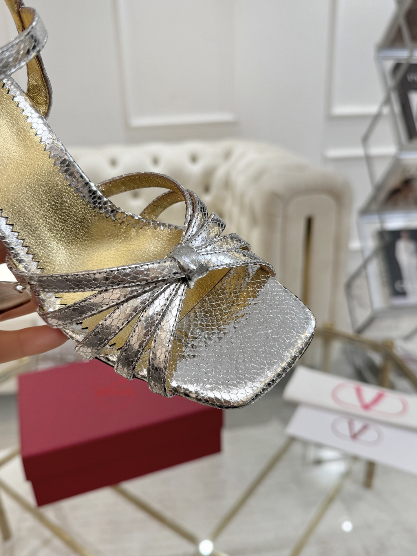 NO:240896,Warren 25ss new sandals rhinestone series, high heel sandals, another perfect design, abandoning the usual rivet elements, simplifying the complexity, making it more refined and durable to look at the feet, showing elegant temperament, special material of upper, inner sheepskin, Italian leather outsole, heel height 9cm, size 35-40 (customized for 41.42):, high heels sandals, valentino, sandals, high heels, sheepskin, Leather soles19860909华伦25ss新品凉鞋水钻系列、高跟凉鞋,又一完美的设计,抛弃了一贯铆钉元素、化繁为简、更加精致耐看上脚尽显优雅气质♀♀♀♀♀ 鞋面特殊材料 内里羊皮 大底意大利真皮大底 跟高9cm 码数35-40（41.42定做） :,高跟鞋凉鞋,valentino,sandals,high heels,sheepskin,Leather soles,Women's Shoes