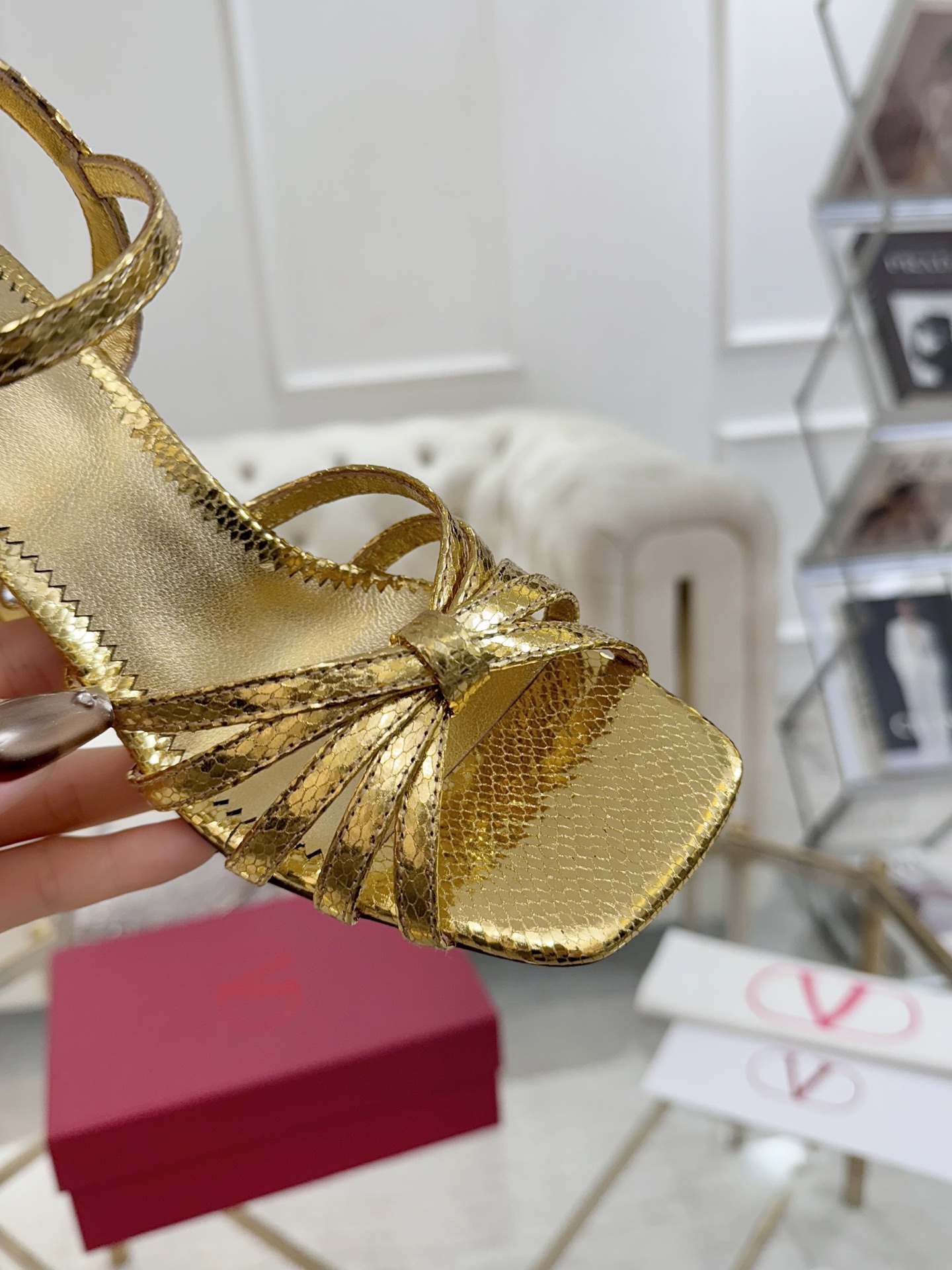 NO:240901,Warren 25ss new sandals rhinestone series, high heel sandals, another perfect design, abandoning the usual rivet elements, simplifying the complexity, making it more refined and durable to look at the feet, showing elegant temperament, special material of upper, inner sheepskin, Italian leather outsole, heel height 9cm, size 35-40 (customized for 41.42):, high heels sandals, valentino, sandals, high heels, sheepskin, Leather soles19860909华伦25ss新品凉鞋水钻系列、高跟凉鞋,又一完美的设计,抛弃了一贯铆钉元素、化繁为简、更加精致耐看上脚尽显优雅气质♀♀♀♀♀ 鞋面特殊材料 内里羊皮 大底意大利真皮大底 跟高9cm 码数35-40（41.42定做） :,高跟鞋凉鞋,valentino,sandals,high heels,sheepskin,Leather soles,Women's Shoes