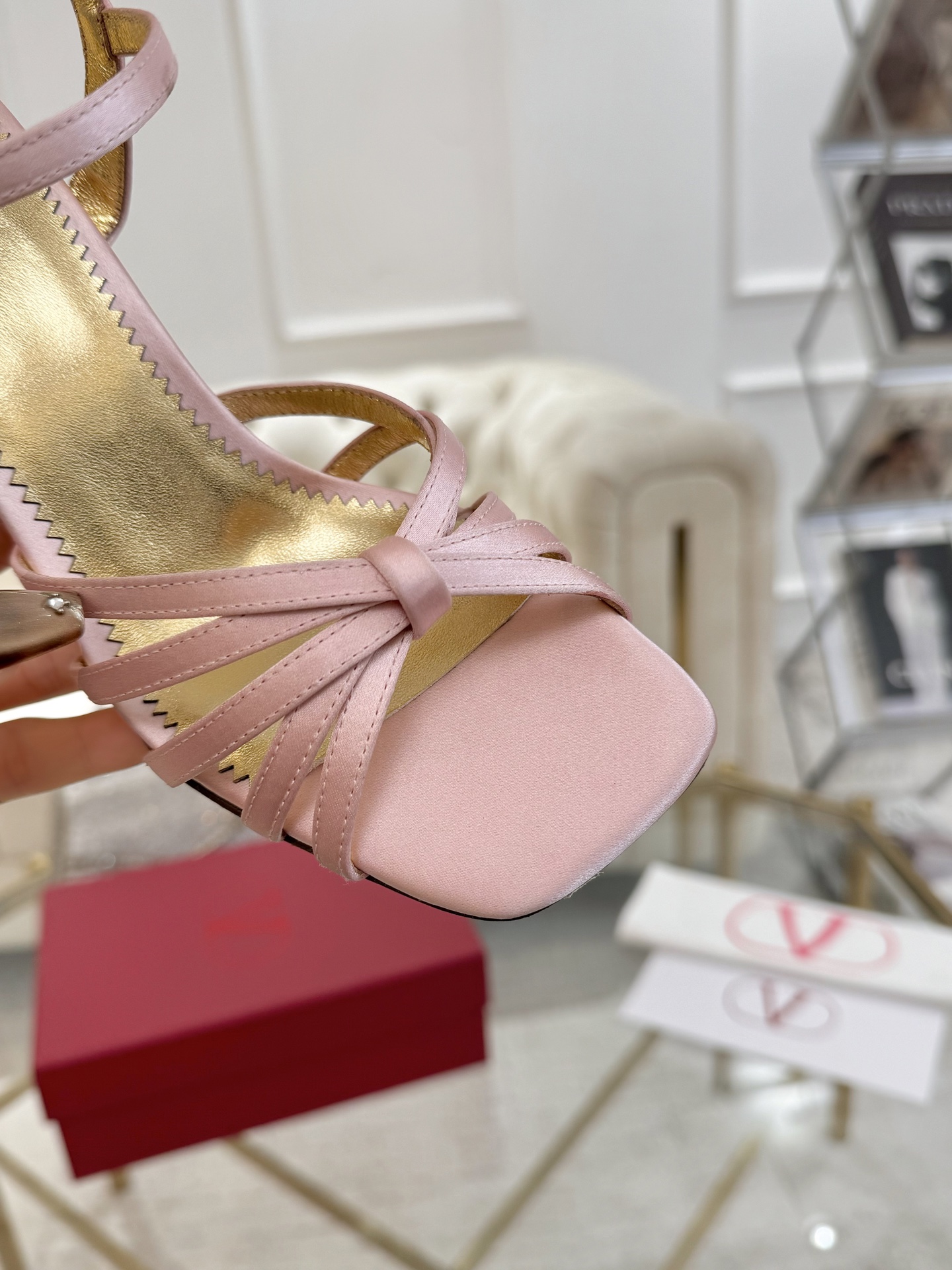 NO:240890,Warren 25ss new sandals rhinestone series, high heel sandals, another perfect design, abandoning the usual rivet elements, simplifying the complexity, making it more refined and durable to look at the feet, showing elegant temperament, special material of upper, inner sheepskin, Italian leather outsole, heel height 9cm, size 35-40 (customized for 41.42):, high heels sandals, valentino, sandals, high heels, sheepskin, Leather soles19860909华伦25ss新品凉鞋水钻系列、高跟凉鞋,又一完美的设计,抛弃了一贯铆钉元素、化繁为简、更加精致耐看上脚尽显优雅气质♀♀♀♀♀ 鞋面特殊材料 内里羊皮 大底意大利真皮大底 跟高9cm 码数35-40（41.42定做） :,高跟鞋凉鞋,valentino,sandals,high heels,sheepskin,Leather soles,Women's Shoes