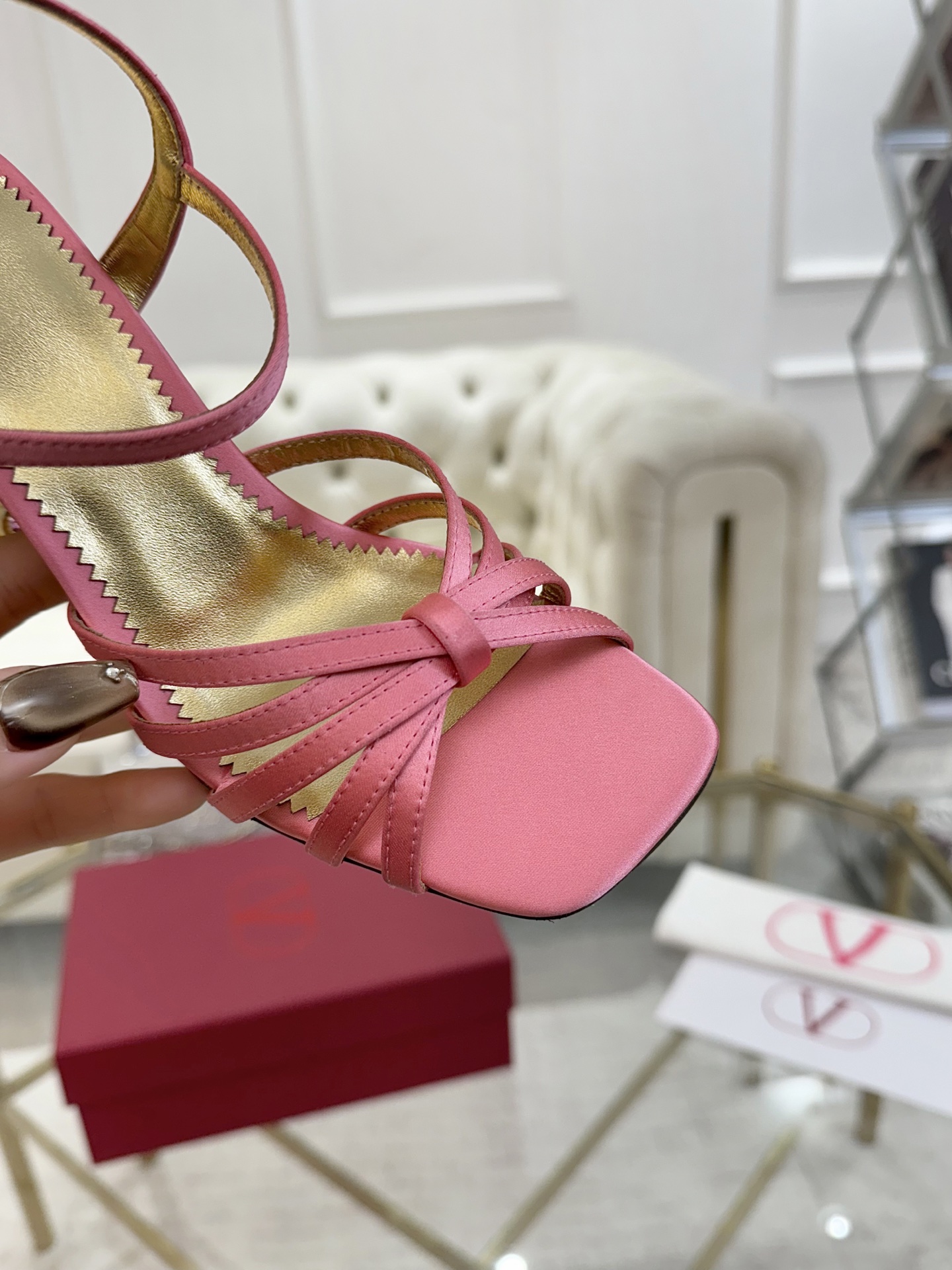 NO:240892,Warren 25ss new sandals rhinestone series, high heel sandals, another perfect design, abandoning the usual rivet elements, simplifying the complexity, making it more refined and durable to look at the feet, showing elegant temperament, special material of upper, inner sheepskin, Italian leather outsole, heel height 9cm, size 35-40 (customized for 41.42):, high heels sandals, valentino, sandals, high heels, sheepskin, Leather soles19860909华伦25ss新品凉鞋水钻系列、高跟凉鞋,又一完美的设计,抛弃了一贯铆钉元素、化繁为简、更加精致耐看上脚尽显优雅气质♀♀♀♀♀ 鞋面特殊材料 内里羊皮 大底意大利真皮大底 跟高9cm 码数35-40（41.42定做） :,高跟鞋凉鞋,valentino,sandals,high heels,sheepskin,Leather soles,Women's Shoes