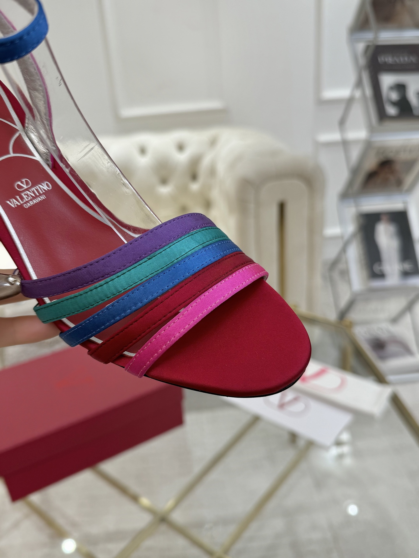 NO:231540,Warren 25ss new sandals rhinestone series, rainbow high heel sandals, another perfect design, abandoning the usual rivet elements, simplifying the complexity, making it more refined and durable to look at the feet, showing elegant temperament, special material of upper, inner sheepskin, Italian leather outsole, heel height 8cm, size 35-40 (customized for 41.42), sandals, valentino, sandals, sheepskin, Leather soles19860909华伦25ss新品凉鞋水钻系列、彩虹 高跟凉鞋,又一完美的设计,抛弃了一贯铆钉元素、化繁为简、更加精致耐看上脚尽显优雅气质♀♀♀♀♀ 鞋面特殊材料 内里羊皮 大底意大利真皮大底 跟高8cm 码数35-40（41.42定做）,凉鞋,valentino,sandals,sheepskin,Leather soles,Women's Shoes