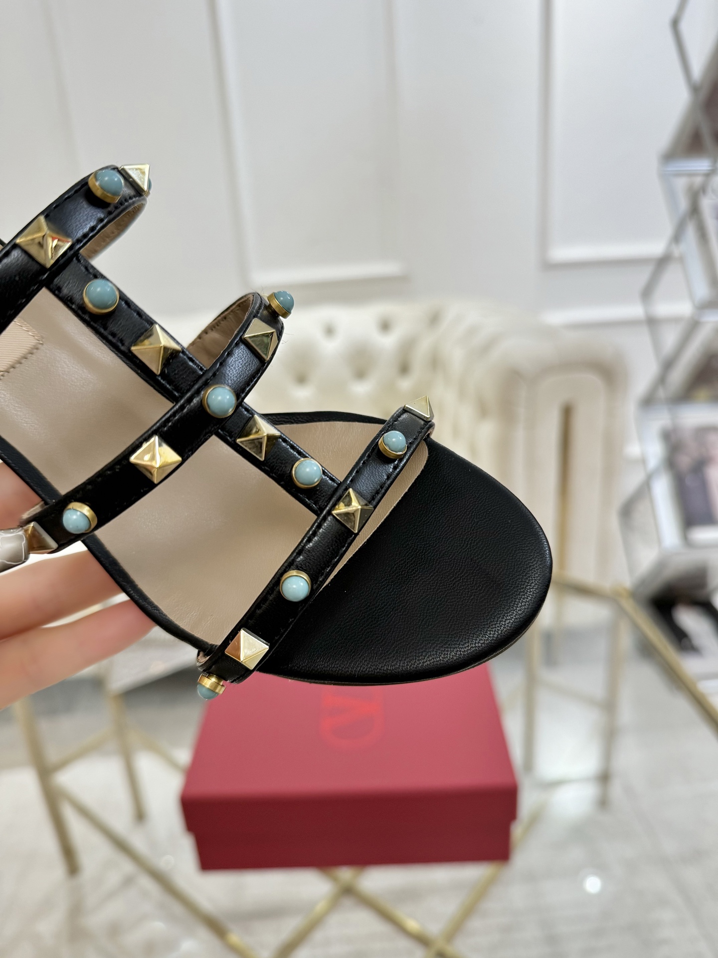 NO:231543,Valentino25ss counter new products. A tone-like item that Internet celebrities love to match with street photography~ It’s absolutely right to follow the pace of fashion experts!  Wear it with simple or fashionable clothes, the upper hollow design is paired with V-home classic rivets, which is high-end and elegant and white in legs. The details and fabric combination make the overall look very textured~ 1 Imported original sheepskin 2 Original sheepskin inner lining 3 Original V-home open-model antioxidant rivets 4 Imported genuine leather sole from Italy 535-42. Flat sole, medium heel, sandals, valentino, sandals, sheepskin19860909Valentino25ss专柜新品.网红街拍都爱搭配的腔调单品哦~ 跟着时尚达人的步伐来走准没错！搭配上简单或时尚款的衣服穿,鞋面镂空设计搭配v家经典铆钉点缀,高端大气又显腿白,细节和面料的搭配都让整体看起来很有质感~ 1进口原版羊皮 2原版定羊皮内里 3原版V家开模抗氧化铆钉 4意大利进口真皮底 535-42.平底、中跟,凉鞋,valentino,sandals,sheepskin,Women's Shoes