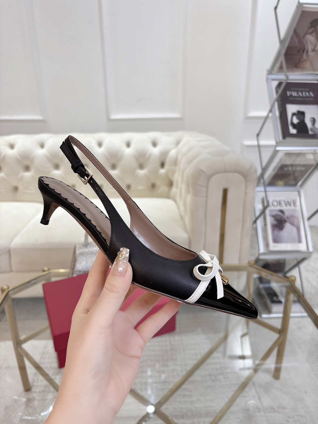 NO:247085,The latest spring style French bow and heavy industry create classic high heels, the top version is definitely the strongest in history. Welcome to compare fabrics using cowhide and inner Indian sheepskin. The sole uses Italian imported genuine leather sole, which is comfortable and easy to wear and the counter. Elegant temperament, standard size 35-42 matching packaging. Heel height 4cm, sandals, sandals, high heels, cowhide, sheepskin, Leather soles19860909最新春款 法式蝴蝶结、重工打造经典高跟鞋,顶级版本绝对史上最强货 欢迎对比面料釆用进牛皮、内里印度羊皮,大底采用意大利进口真皮大底,舒适好穿楦型与专柜一致,优雅气质、标准码35-42配套包装 跟高4cm,凉鞋,sandals,high heels,cowhide,sheepskin,Leather soles,Women's Shoes