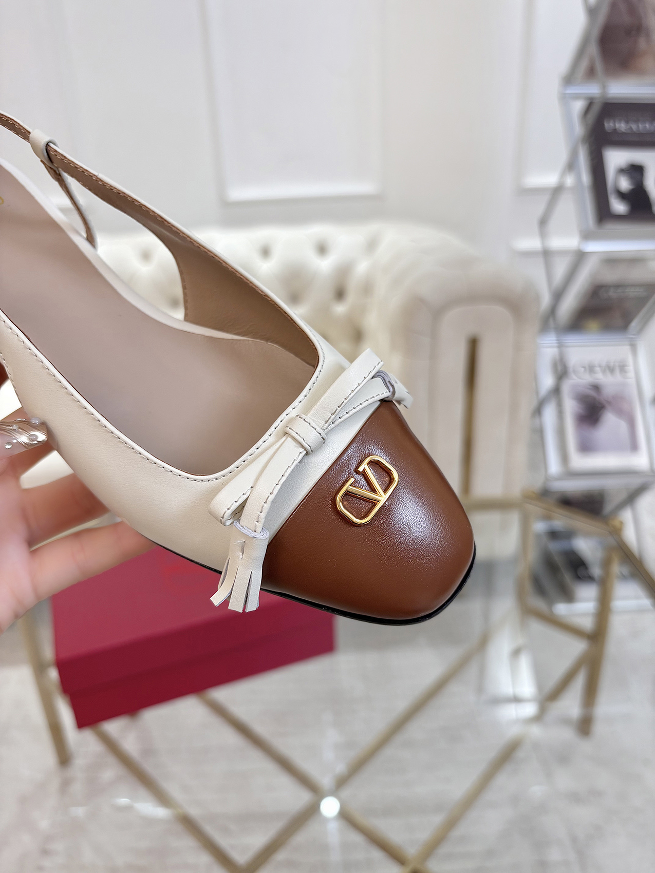 NO:247096,The latest spring style French bow and heavy industry create classic high heels, the top version is definitely the strongest in history. Welcome to compare fabrics using cowhide and inner Indian sheepskin. The sole uses Italian imported genuine leather sole. It is comfortable and easy to wear. The last is the same as the counter. Elegant temperament, standard size 35-42 matching packaging. Heel height 3cm, sandals, sandals, high heels, cowhide, sheepskin, Leather soles19860909最新春款 法式蝴蝶结、重工打造经典高跟鞋,顶级版本绝对史上最强货 欢迎对比面料釆用进牛皮、内里印度羊皮,大底采用意大利进口真皮大底,舒适好穿楦型与专柜一致,优雅气质、标准码35-42配套包装 跟高3cm,凉鞋,sandals,high heels,cowhide,sheepskin,Leather soles,Women's Shoes