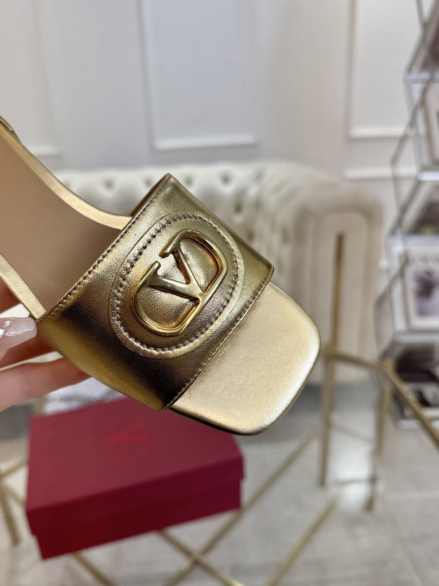 NO:247104,The latest spring style of the counter is 25ss. It is a tone item that internet celebrities love to match with street photos~ It is absolutely right to follow the pace of fashion experts!  Wear it with simple or fashionable clothes, high-end, elegant and white legs, and the details and fabric combination make the overall look very textured~ 1 Imported original cowhide 2 Original sheepskin inner lining 3 Original V home hardware buckle 4 Italian imported genuine leather sole 535-42. Heel height 3cm, slippers, slippers, cowhide19860909专柜最新春款25ss 网红街拍都爱搭配的腔调单品哦~ 跟着时尚达人的步伐来走准没错！搭配上简单或时尚款的衣服穿,高端大气又显腿白,细节和面料的搭配都让整体看起来很有质感~ 1进口原版牛皮 2原版定羊皮内里 3原版V家开五金扣 4意大利进口真皮底 535-42.跟高3cm,拖鞋,slippers,cowhide,Women's Shoes