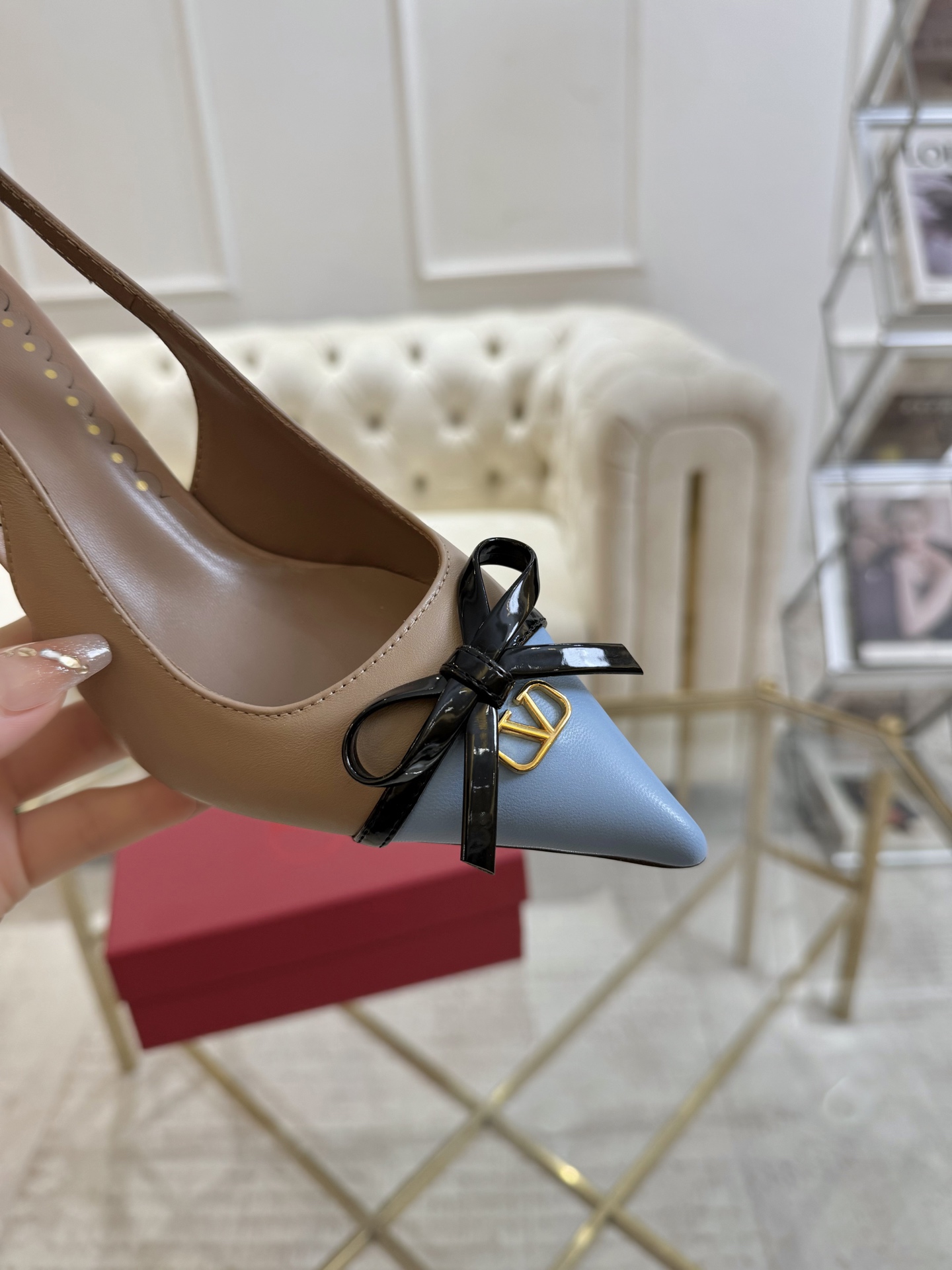 NO:391905,The latest spring style French bow and heavy industry create classic high heels, the top version is definitely the strongest in history. Welcome to compare fabrics using cowhide and inner Indian sheepskin, the sole uses Italian imported genuine leather sole, comfortable and easy to wear, the last is the same as the counter, elegant temperament, standard size 35-42 matching packaging, 7.5 heels, sandals, sandals, high heels, cowhide, sheepskin, Leather soles19860909最新春款 法式蝴蝶结、重工打造经典高跟鞋,顶级版本绝对史上最强货 欢迎对比面料釆用进牛皮、内里印度羊皮,大底采用意大利进口真皮大底,舒适好穿楦型与专柜一致,优雅气质、标准码35-42配套包装 跟高7.5,高跟鞋凉鞋,sandals,high heels,cowhide,sheepskin,Leather soles,Women's Shoes