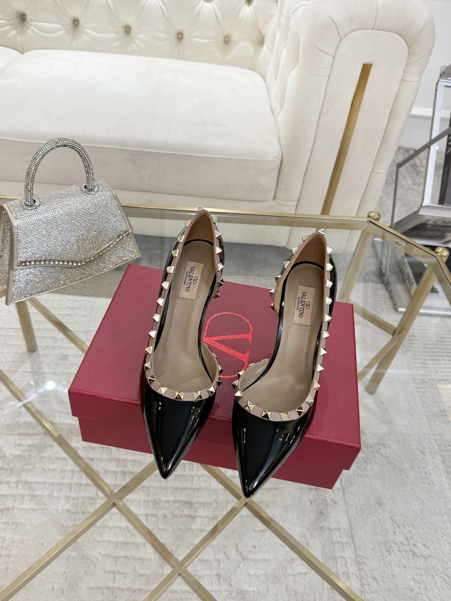 NO:391895,Valentino classic style. A tone-like item that internet celebrities love to match with street photography~ It’s absolutely right to follow the pace of fashion experts!  Wear it with simple or fashionable clothes, the upper hollow design is paired with V-home classic rivets, which is high-end and elegant and white in legs. The details and fabric combination make the overall look very textured~ 1 Imported original skin dyed 2 Original sheepskin inner lining 3 Original V-home open mold anti-oxidant rivets 4 Imported Italian leather sole 535-42. Heel height 9cm, high heels single shoes, valentino, high heels19860909Valentino经典款.网红街拍都爱搭配的腔调单品哦~ 跟着时尚达人的步伐来走准没错！搭配上简单或时尚款的衣服穿,鞋面镂空设计搭配v家经典铆钉点缀,高端大气又显腿白,细节和面料的搭配都让整体看起来很有质感~ 1进口原版染皮 2原版定羊皮内里 3原版V家开模抗氧化铆钉 4意大利进口真皮底 535-42.跟高9cm,高跟鞋单鞋,valentino,high heels,Women's Shoes