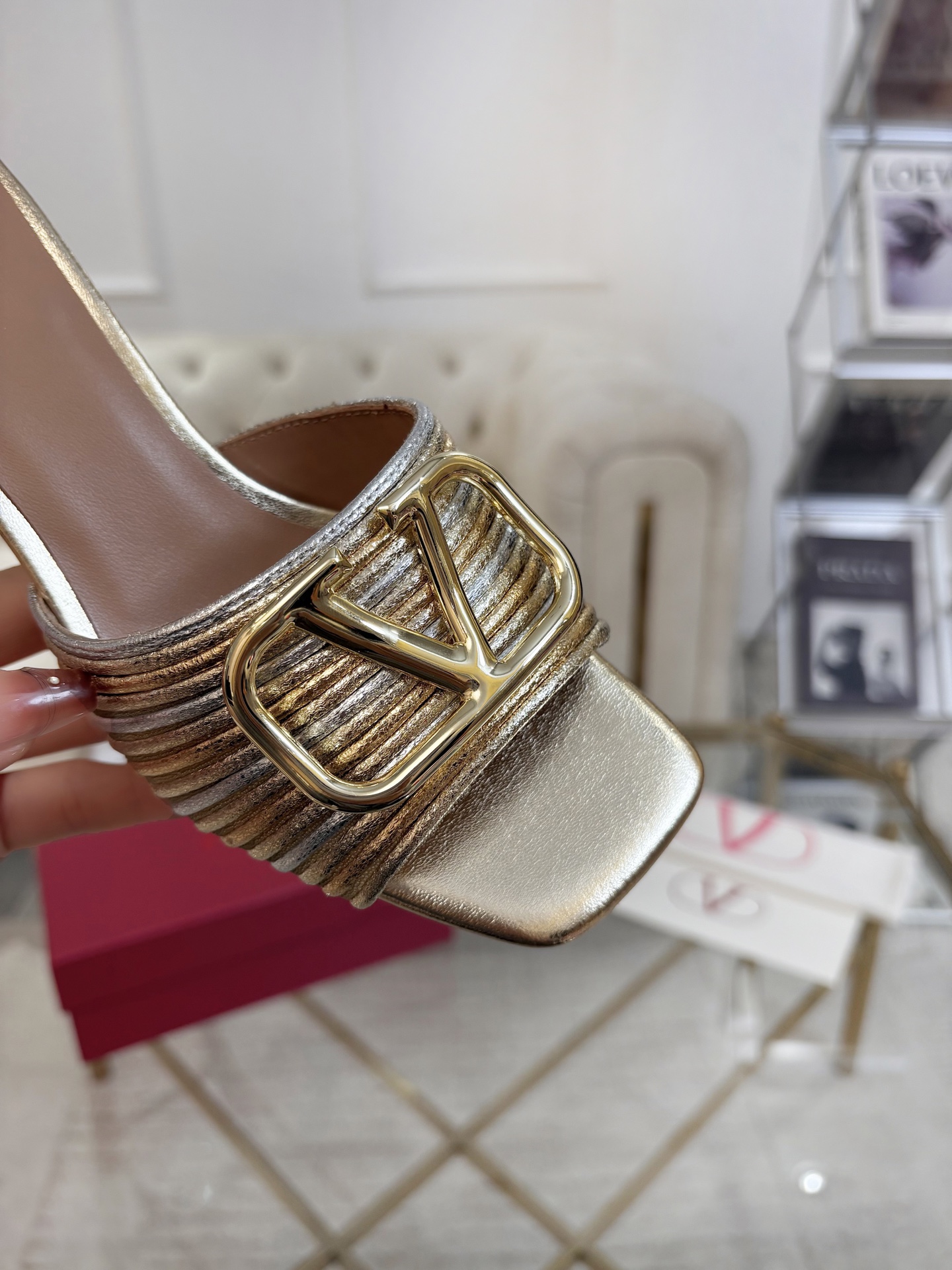 NO:730389,, spring style v. Home 2006 SS counter's latest heavy-made classic high heels, the top version is definitely the strongest in history. Contrast fabrics are welcome to use special materials. The lining is Indian sheepskin, and the outsole is made of genuine leather imported from Italy. It is comfortable and easy to wear. The last shape is consistent with the counter, elegant temperament, standard size 35-42, heel height 6cm, high heels, sheepskin, Leather soles19860909、春款v.家2006ss专柜最新款重工打造经典高跟鞋,顶级版本绝对史上最强货 欢迎对比面料釆用进特殊材料 内里印度羊皮,大底采用意大利进口真皮大底,舒适好穿楦型与专柜一致,优雅气质、标准码35-42 跟高6cm,,high heels,sheepskin,Leather soles,Men's shoes