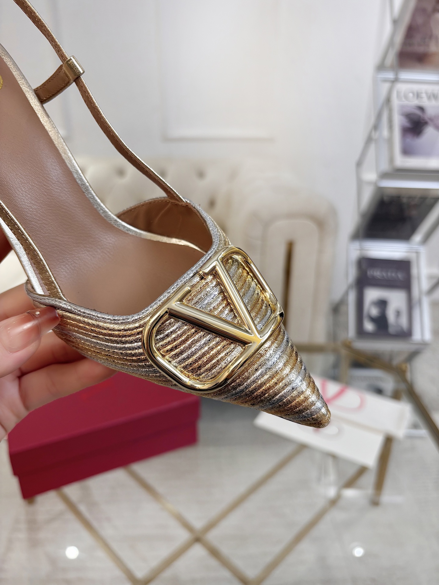 NO:730383,Valentino.2026ssV buckle series shoe counter latest special materials, the highest version, perfect details, more refined and durable, copied from the original 11, the upper foot is very pedicure type, the point is that it is very good and easy to control, does not grind the feet and does not tire the feet, a walking artifact, special material for the upper, sheepskin lining, genuine leather outsole, accessories, original replica diamond buckle, code number 35 to 42, heel height 7.5cm, valentino, sheepskin, Leather soles19860909Valentino.2026ssV扣系列鞋专柜最新特殊材料 最高版本 细节完美 更加精致耐看 按正品11复制 上脚非常修脚型 重点是很好非常好驾驭 不磨脚不累脚 行走神器 鞋面特殊材料 内里羊皮里 大底真皮大底 配饰原版复刻钻扣 码数35一42 跟高7.5cm,,valentino,sheepskin,Leather soles,Men's shoes