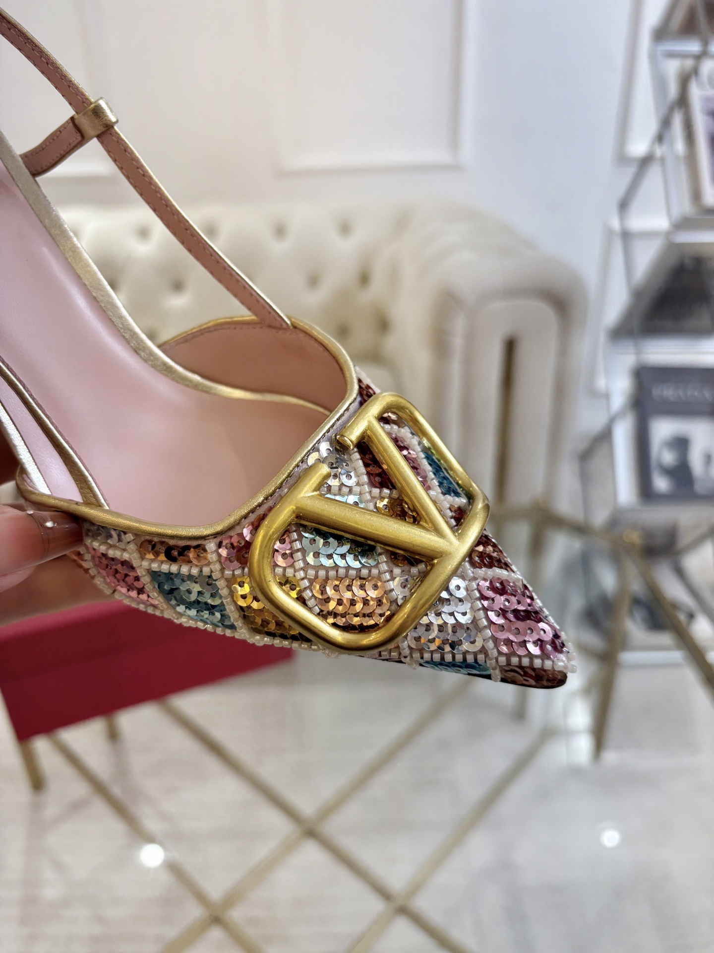 NO:730396,The latest spring style, classic high-heeled shoes made by heavy industry, the top version is definitely the strongest in history. Welcome to compare the fabrics with electric embroidery technology. The lining is Indian sheepskin, and the outsole is made of genuine leather imported from Italy. It is comfortable and easy to wear. The last shape is consistent with the counter, elegant temperament, standard size 35-42, matching packaging. Heel height 7.5, high heels, sheepskin, Leather soles19860909最新春款 重工打造经典高跟鞋,顶级版本绝对史上最强货 欢迎对比面料电绣工艺.内里印度羊皮,大底采用意大利进口真皮大底,舒适好穿楦型与专柜一致,优雅气质、标准码35-42配套包装 跟高7.5,,high heels,sheepskin,Leather soles,Men's shoes