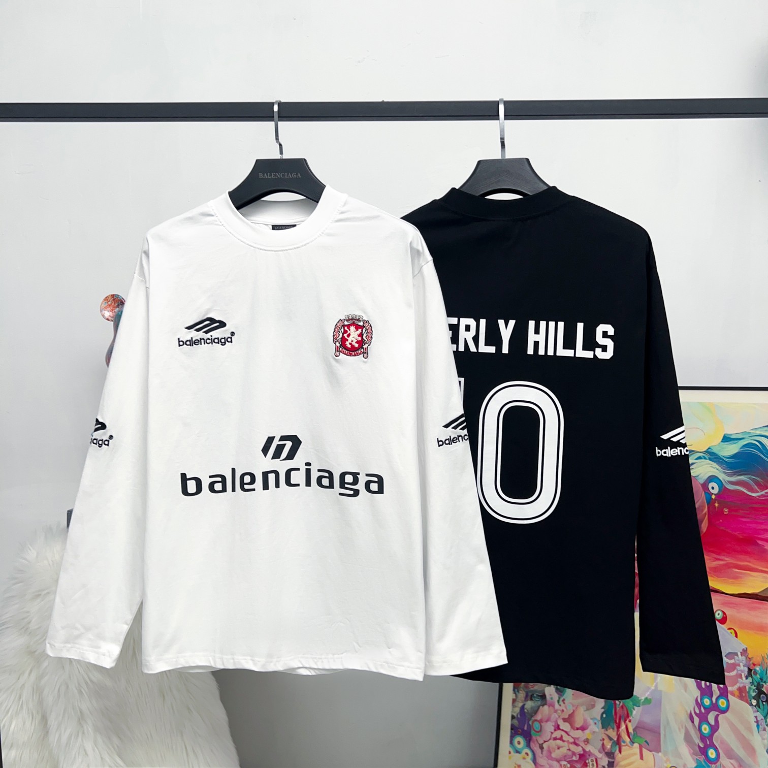 P175



【顶级版本】
 23152#大货挂拍图
#巴黎24FW巴黎曼联联名足球10号刺绣印花长袖# 
BALENCI*GA巴黎# 
面料采用260g巴黎专用双纱*高克重1比1双纱罗纹 
前后幅采用进口胶浆丝网印花工艺+前幅左右袖采用进口田岛绣花机亚光线重工刺绣工艺
 os落肩宽松版型 男女同款！！
码数：xs-L码
颜色： 2个色（白.黑）