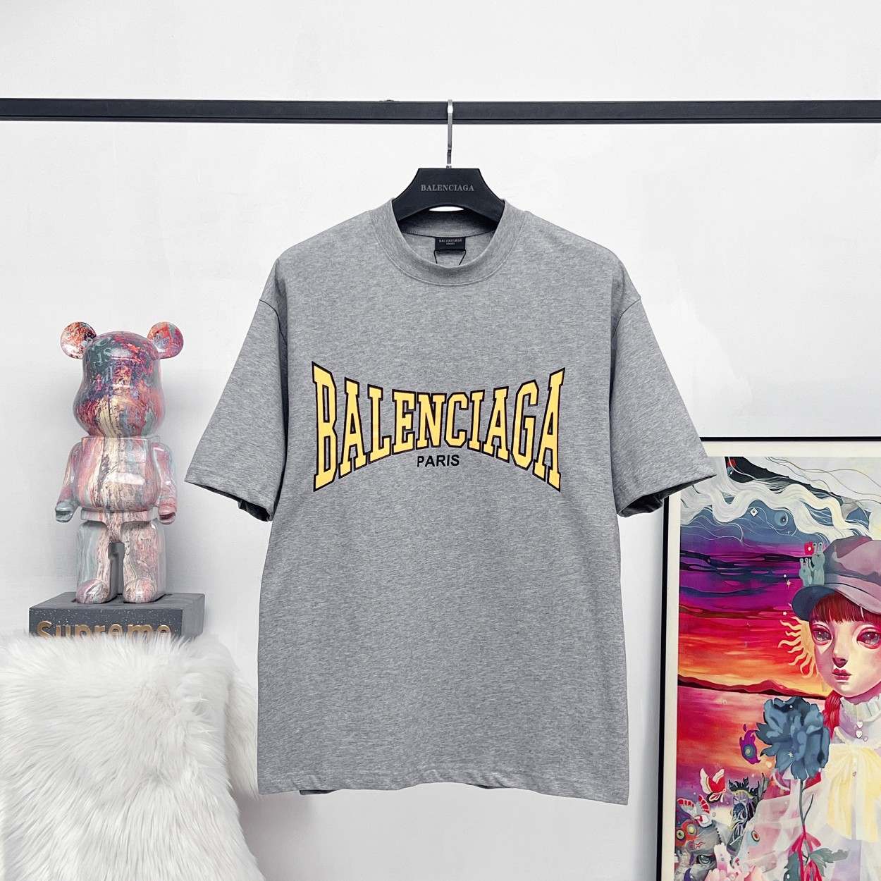 🛒购物价：60💰[原标包装吊牌采用纯棉200克.圆领印花]另外有240克260克需要详细咨询.巴黎25SS裂纹字母印花短袖# 
BALENCI*GA巴黎# 
面料采用纯棉面料
尺码如下
颜色： 灰色