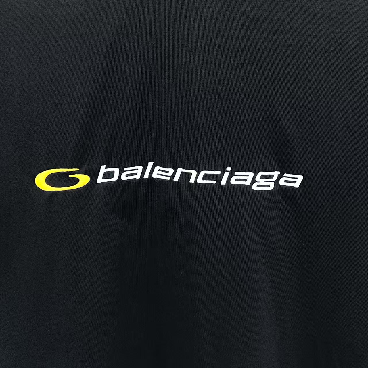 💰p83【顶级版本】
大货挂拍图 
#巴黎25SStracksuitLOGO前后左右刺绣短袖# 
BALENCI*GA巴黎# 
面料采用260g巴黎专用双纱*高克重1比1双纱罗纹 
前后幅左右袖口采用进口田岛绣花机平纹刺绣工艺
os落肩宽松版型 男女同款！！
货号：3252#
码数：xs-L码
颜色：2个色（黑，吐绶蓝）