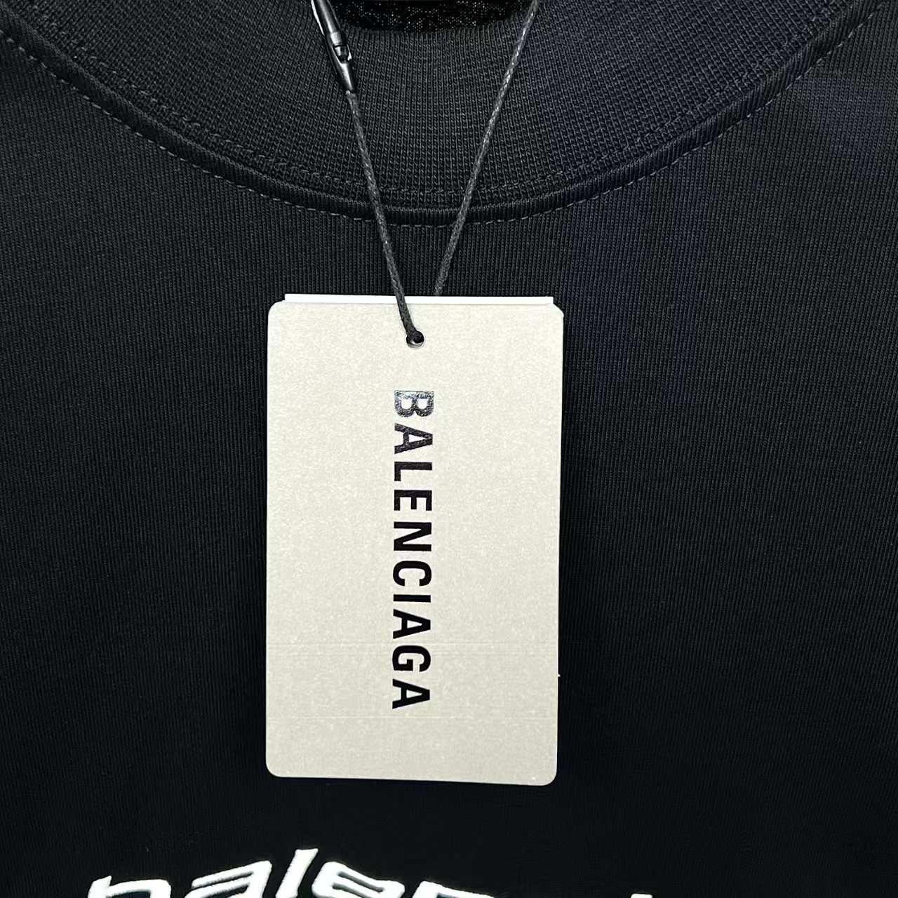 💰p83【顶级版本】
大货挂拍图 
#巴黎25SStracksuitLOGO前后左右刺绣短袖# 
BALENCI*GA巴黎# 
面料采用260g巴黎专用双纱*高克重1比1双纱罗纹 
前后幅左右袖口采用进口田岛绣花机平纹刺绣工艺
os落肩宽松版型 男女同款！！
货号：3252#
码数：xs-L码
颜色：2个色（黑，吐绶蓝）
