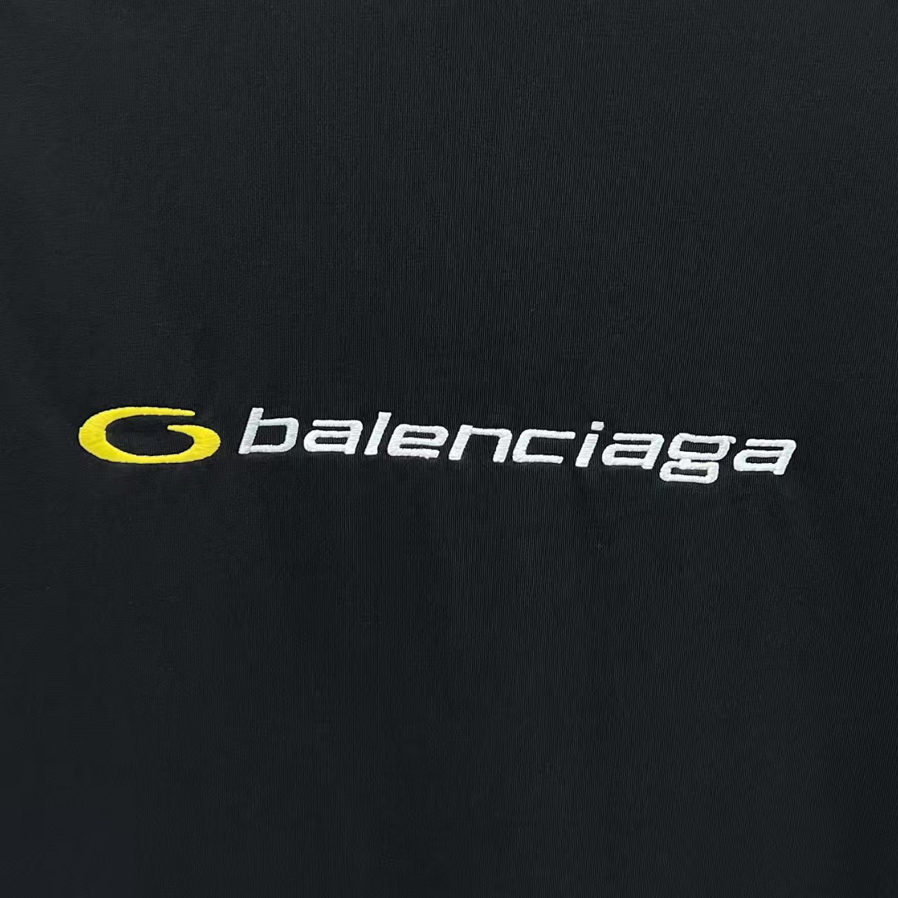 💰p83【顶级版本】
大货挂拍图 
#巴黎25SStracksuitLOGO前后左右刺绣短袖# 
BALENCI*GA巴黎# 
面料采用260g巴黎专用双纱*高克重1比1双纱罗纹 
前后幅左右袖口采用进口田岛绣花机平纹刺绣工艺
os落肩宽松版型 男女同款！！
货号：3252#
码数：xs-L码
颜色：2个色（黑，吐绶蓝）