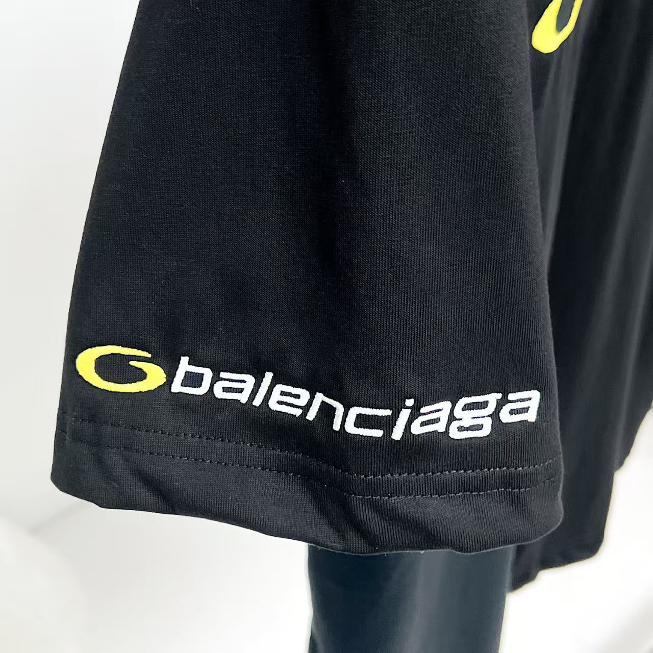 💰p83【顶级版本】
大货挂拍图 
#巴黎25SStracksuitLOGO前后左右刺绣短袖# 
BALENCI*GA巴黎# 
面料采用260g巴黎专用双纱*高克重1比1双纱罗纹 
前后幅左右袖口采用进口田岛绣花机平纹刺绣工艺
os落肩宽松版型 男女同款！！
货号：3252#
码数：xs-L码
颜色：2个色（黑，吐绶蓝）