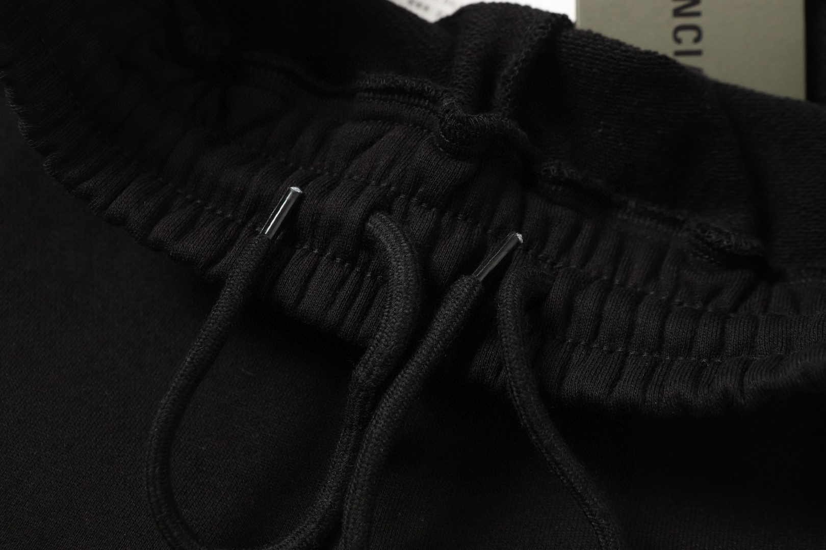 💰P113【顶级版本】
大货细节图
🔥官网高版本Balenciaga新款25ss刺绣字母压花短裤.400克，高版本.男女同款
货号：632#
颜色：活性黑
码数：XS.S.M.L