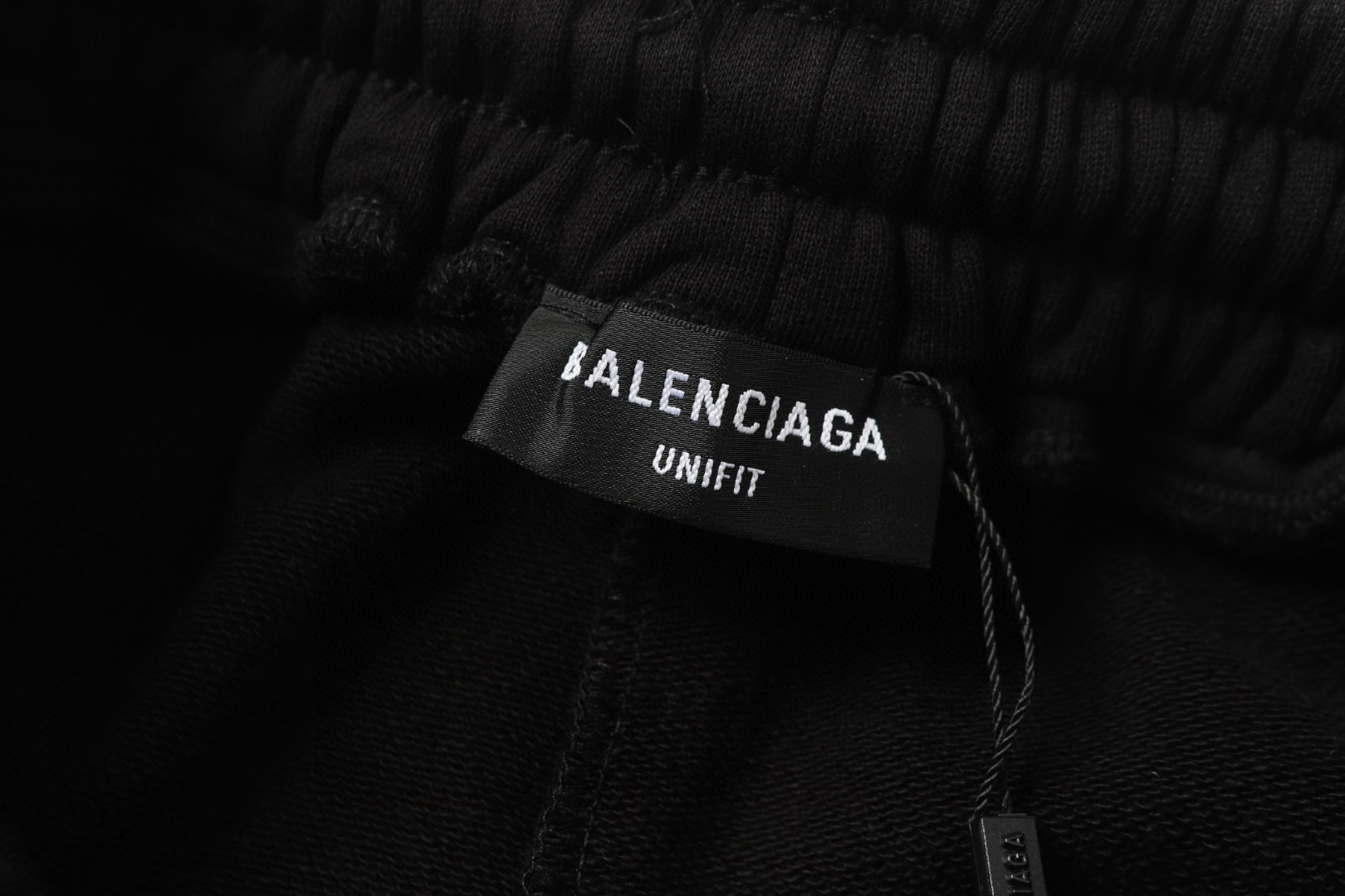 💰P113【顶级版本】
大货细节图
🔥官网高版本Balenciaga新款25ss刺绣字母压花短裤.400克，高版本.男女同款
货号：632#
颜色：活性黑
码数：XS.S.M.L