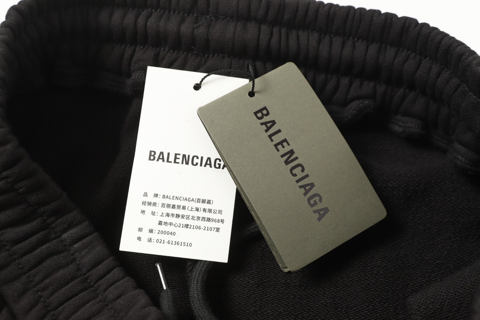 💰P113【顶级版本】
大货细节图
🔥官网高版本Balenciaga新款25ss刺绣字母压花短裤.400克，高版本.男女同款
货号：632#
颜色：活性黑
码数：XS.S.M.L