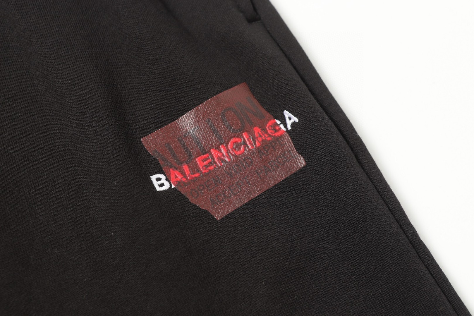 💰P113【顶级版本】
大货细节图
🔥官网高版本Balenciaga新款25ss刺绣字母压花短裤.400克，高版本.男女同款
货号：632#
颜色：活性黑
码数：XS.S.M.L