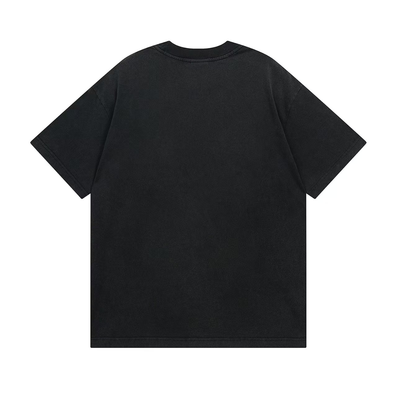 💰p83【顶级版本】
大货细节图
#巴黎25SS巴黎世家✘puma联名印花水洗炒雪花做旧短袖# 
BALENCI*GA巴黎# 
面料采用260g巴黎专用双纱*高克重1比1双纱罗纹 
前幅采进口胶浆丝网印花工艺+成衣水洗炒雪花做旧工艺
 os落肩宽松版型 男女同款！！
货号：3272#
码数：xs-L码
颜色： 3个色（水洗黑.灰白.红.）