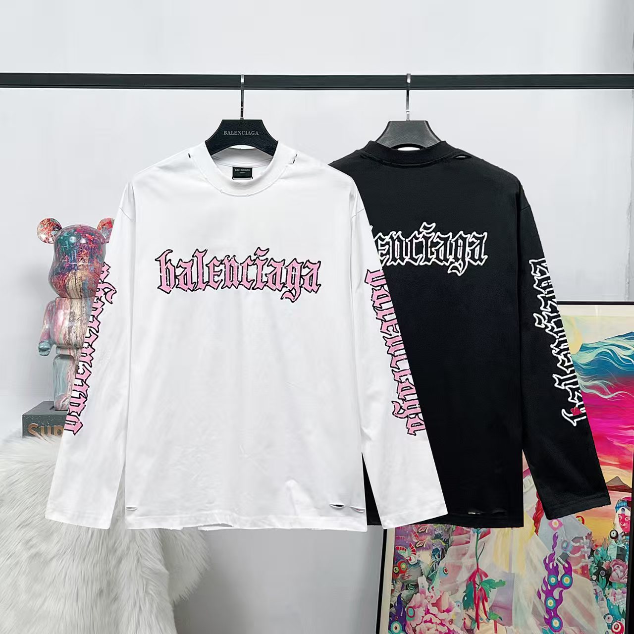 P180


【顶级版本】
 3288#大货挂拍图 
#巴黎25FW哥特字母印花做旧磨损割破长袖# 
BALENCI*GA巴黎# 
面料采用260g巴黎专用双纱*高克重1比1双纱罗纹 
前后幅左右袖子采用进口胶浆网点印花工艺+成衣水洗磨损磨破做旧工艺
os落肩宽松版型 男女同款！！
码数：xs-L码
颜色：2个色（白.黑）