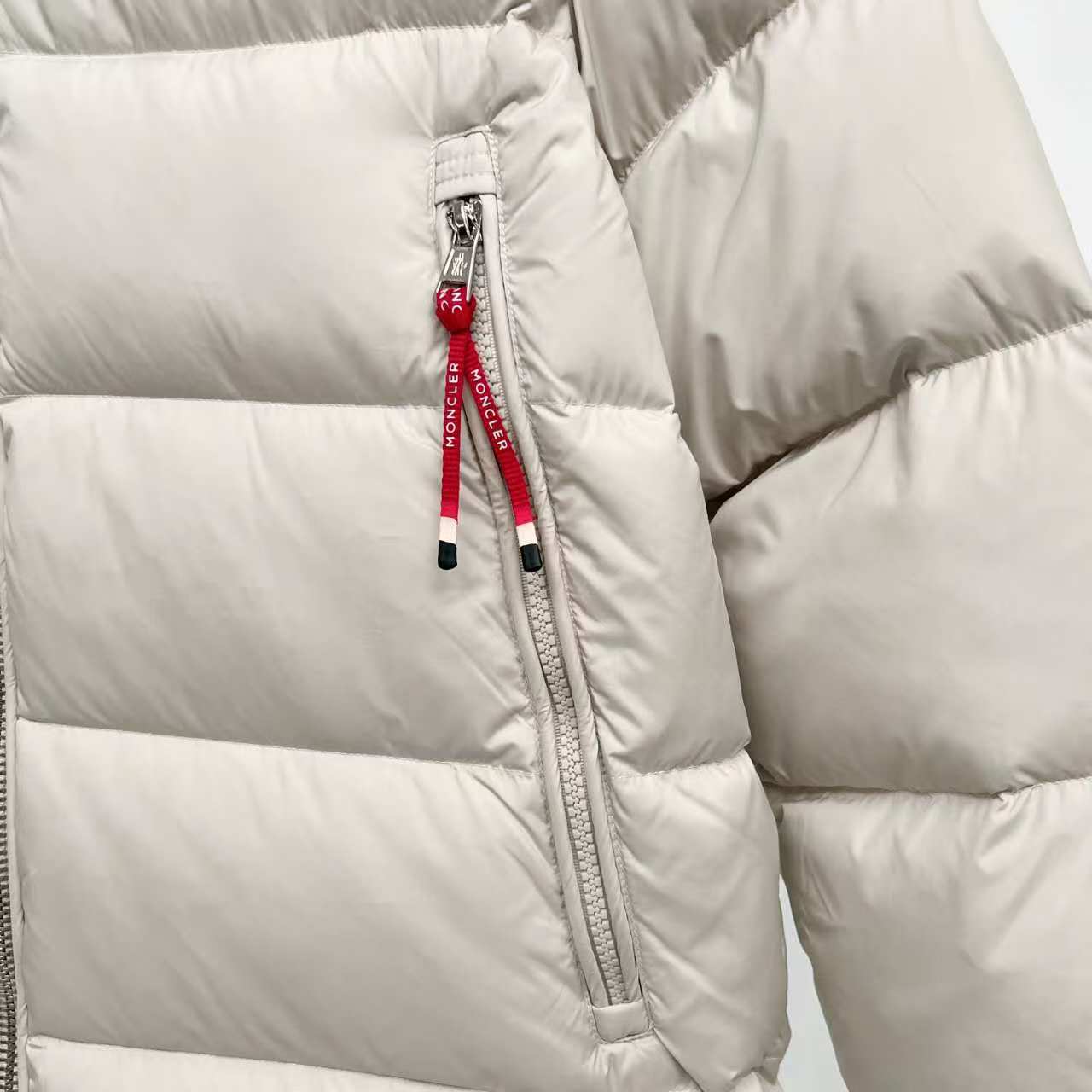 Moncler蒙口羽绒服 米白色・黒色 可脱卸フード付き
