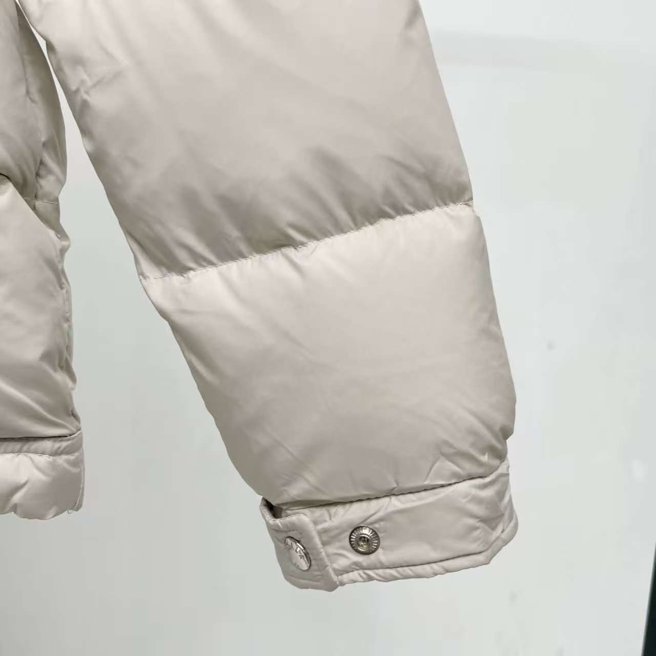 Moncler蒙口羽绒服 米白色・黒色 可脱卸フード付き