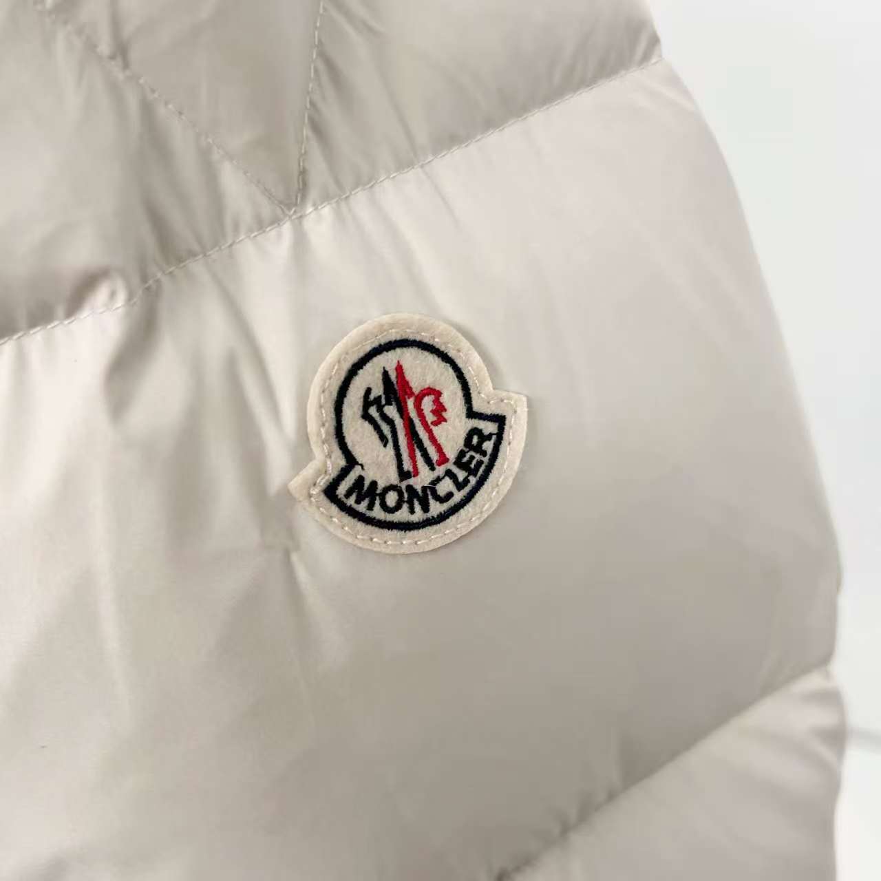 Moncler蒙口羽绒服 米白色・黒色 可脱卸フード付き