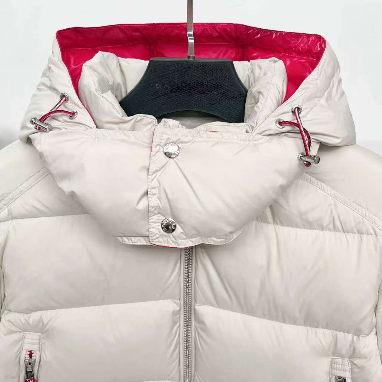 Moncler蒙口羽绒服 米白色・黒色 可脱卸フード付き