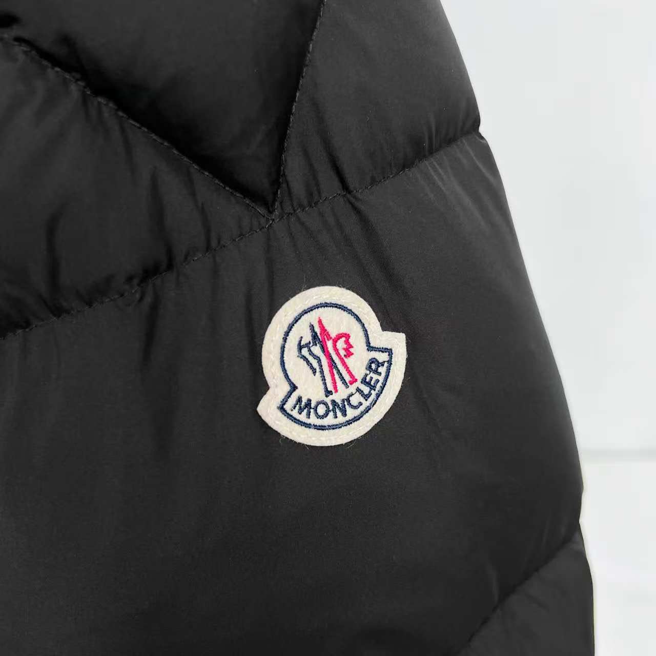 Moncler羽绒服 米白・黒色 リバーシブルデザイン