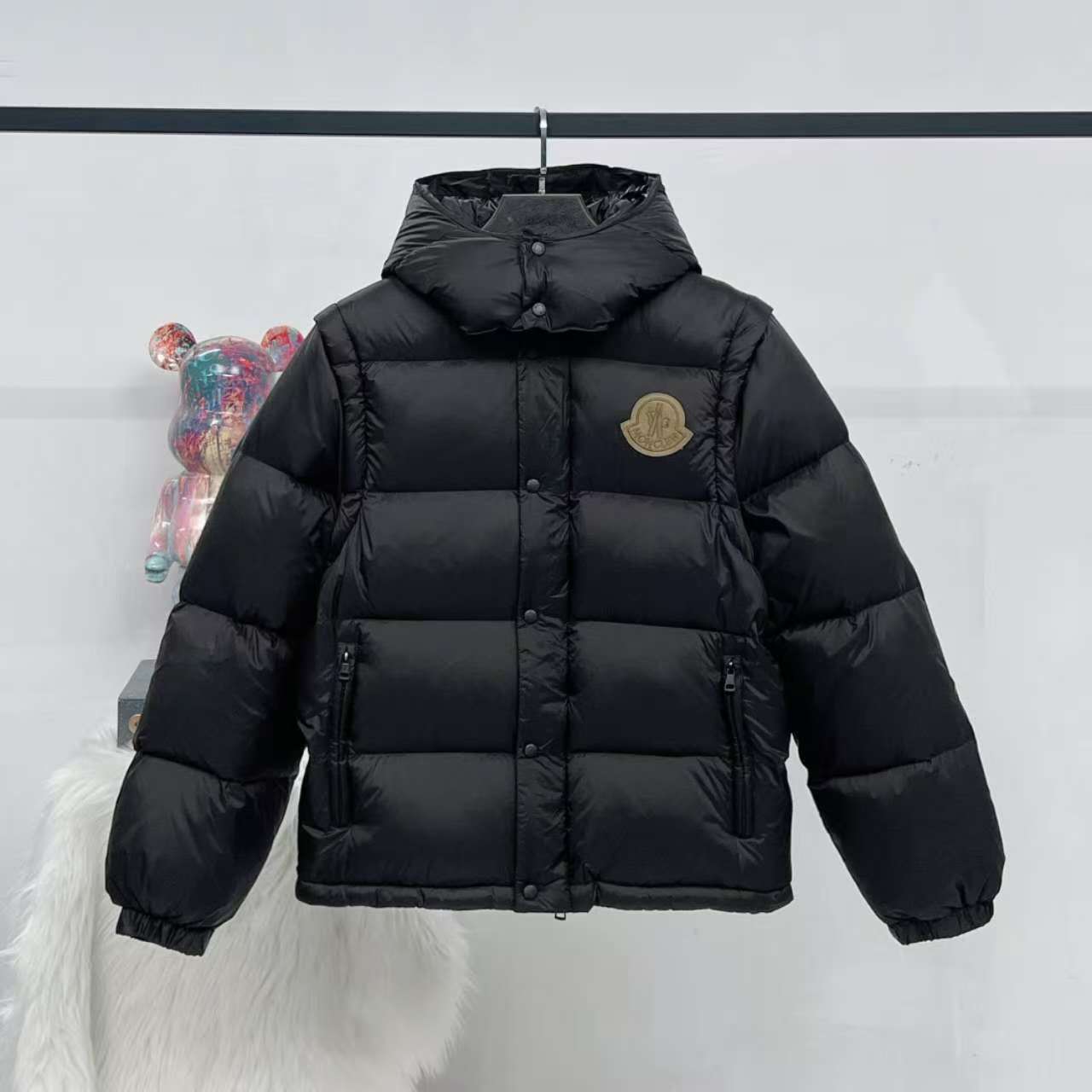 P530
【顶级版本】
大货挂拍图
Moncler Cyclone二合一羽绒夹克外套.
一件轻松过冬.秒变/夹克/连帽马甲/立领马甲/连帽羽绒外套.
Cyclone羽绒服搭配可拆卸衣袖,可作为马甲或夹克穿着。
采用焕新的简约版型设计。这款短款羽绒服由尼龙面料制成,衣袖可轻松拆卸,便于将夹克转换为马甲穿着。可拆卸兜帽和撞色衬里为设计锦上添花。
做到了原版Nfc感应式防伪芯片,国标95%纯白鸭绒,市面独家使用顶级羽绒,绝不吹虚鹅绒等一系列的错误理解。运用直充绒技术的完美填充,蓬松质感非常好。轻盈保暖御寒能力提升到了最大限度。原代加工厂出品电镀五金,全部原厂定制,非市场各类复刻版。
款号:5610
颜色:黑色
码数:1.2.3.4.5