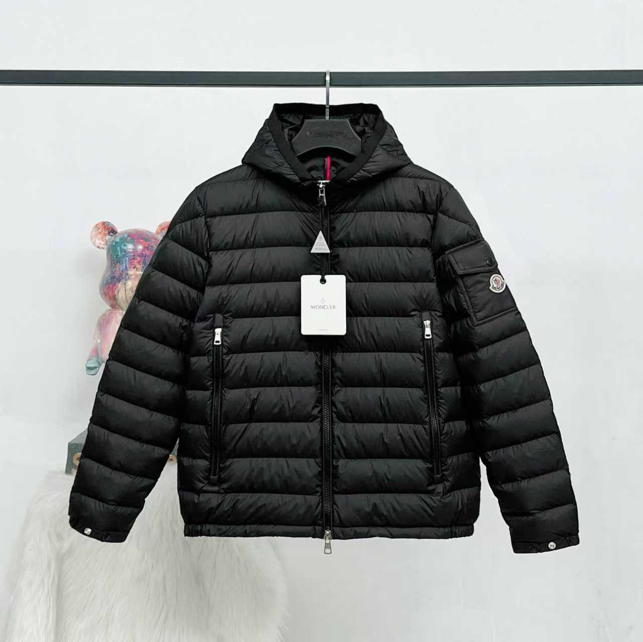 P450


【顶级版本】
大货挂拍图
Moner Galion短款连帽羽绒服. 特级鹅绒填充➕原厂替换面料➕原厂配套五金.吊牌条码款号齐全，对应官网一致.吊牌内置NFC电子感应防伪.支持多重防伪验证.
Galion短款羽绒轻便而保暖，适合各种季节和潮流。这款连帽的灵感源自Moner Maya。
Galion男士羽绒是Moner的经典设计单品，展现品牌隽永美学和运动装精髓。该短款采用micro chic面料制成，兼具轻盈质地与出色保暖防护性能。此连帽的版型以及衣袖上的贴袋向Moner Maya致意。
详情
•采用轻盈micro chic面料制成
•轻盈micro chic衬里
•填充羽绒
•兜帽搭配lon laqué衬里
•拉链开合
•拉链口袋
•可调节袖口
款号：5611
颜色： 黑色 绿色
码数：1/2/3/4/5