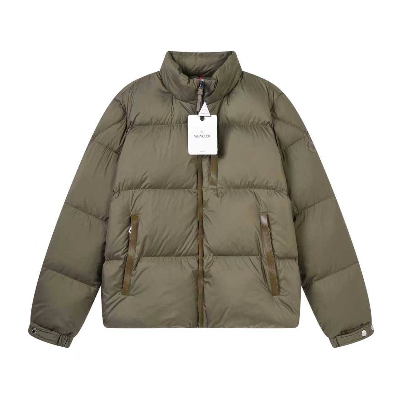 P520


【顶级版本】
大货细节图
Moner  23FW BESBRE 皮拉链短款羽绒
炸裂💥新品 
设计时尚百搭舒适透气、隐藏帽～支持NFC芯片感应
官网同步发售！设计感与颜值爆棚的羽绒，品控可以直接入手，不容过错的高端臻品！简单大气设计～并刻有品牌logo字母～整体设计感让这件与众不同！
客供进口采用进口科技面料精制而成，填充了国标90绒。面料质地材质造型极致通过细节图片便可感受到它强悍的气场，并且拥有优越的帅气感与保暖性能，各种场合都能轻松上身！聚温保完全不用担心会有一点寒意！门襟采用皮拉链设计，时尚与功能性兼备，彰显造型的同时也很保暖，、口袋是皮的设计让整款显得更加的奢华大气！
款号：5619
颜色：黑色、咖色
尺码：1,2,3,4,5