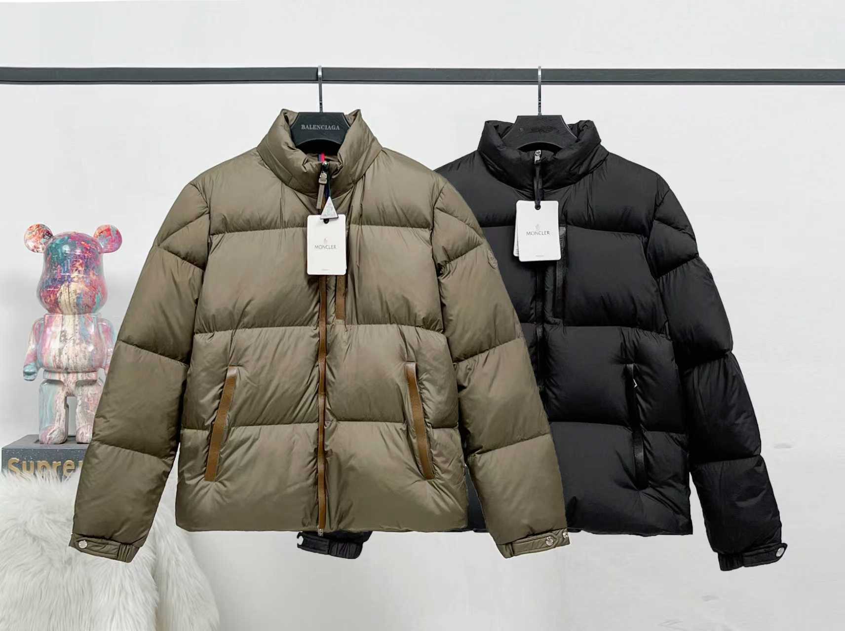 P520


【顶级版本】
大货挂拍图
Moner  23FW BESBRE 皮拉链短款羽绒
炸裂💥新品 
设计时尚百搭舒适透气、隐藏帽～支持NFC芯片感应
官网同步发售！设计感与颜值爆棚的羽绒，品控可以直接入手，不容过错的高端臻品！简单大气设计～并刻有品牌logo字母～整体设计感让这件与众不同！
客供进口采用进口科技面料精制而成，填充了国标90绒。面料质地材质造型极致通过细节图片便可感受到它强悍的气场，并且拥有优越的帅气感与保暖性能，各种场合都能轻松上身！聚温保完全不用担心会有一点寒意！门襟采用皮拉链设计，时尚与功能性兼备，彰显造型的同时也很保暖，、口袋是皮的设计让整款显得更加的奢华大气！
款号：5619
颜色：黑色、咖色
尺码：1,2,3,4,5