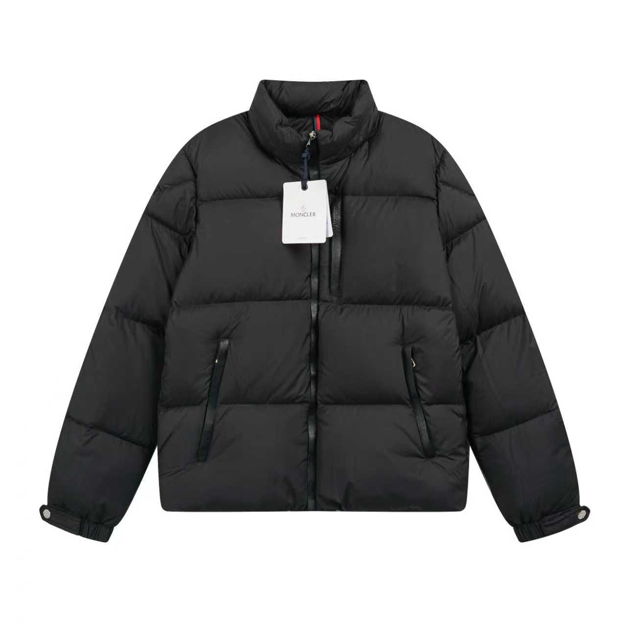 P520


【顶级版本】
大货细节图
Moner  23FW BESBRE 皮拉链短款羽绒
炸裂💥新品 
设计时尚百搭舒适透气、隐藏帽～支持NFC芯片感应
官网同步发售！设计感与颜值爆棚的羽绒，品控可以直接入手，不容过错的高端臻品！简单大气设计～并刻有品牌logo字母～整体设计感让这件与众不同！
客供进口采用进口科技面料精制而成，填充了国标90绒。面料质地材质造型极致通过细节图片便可感受到它强悍的气场，并且拥有优越的帅气感与保暖性能，各种场合都能轻松上身！聚温保完全不用担心会有一点寒意！门襟采用皮拉链设计，时尚与功能性兼备，彰显造型的同时也很保暖，、口袋是皮的设计让整款显得更加的奢华大气！
款号：5619
颜色：黑色、咖色
尺码：1,2,3,4,5