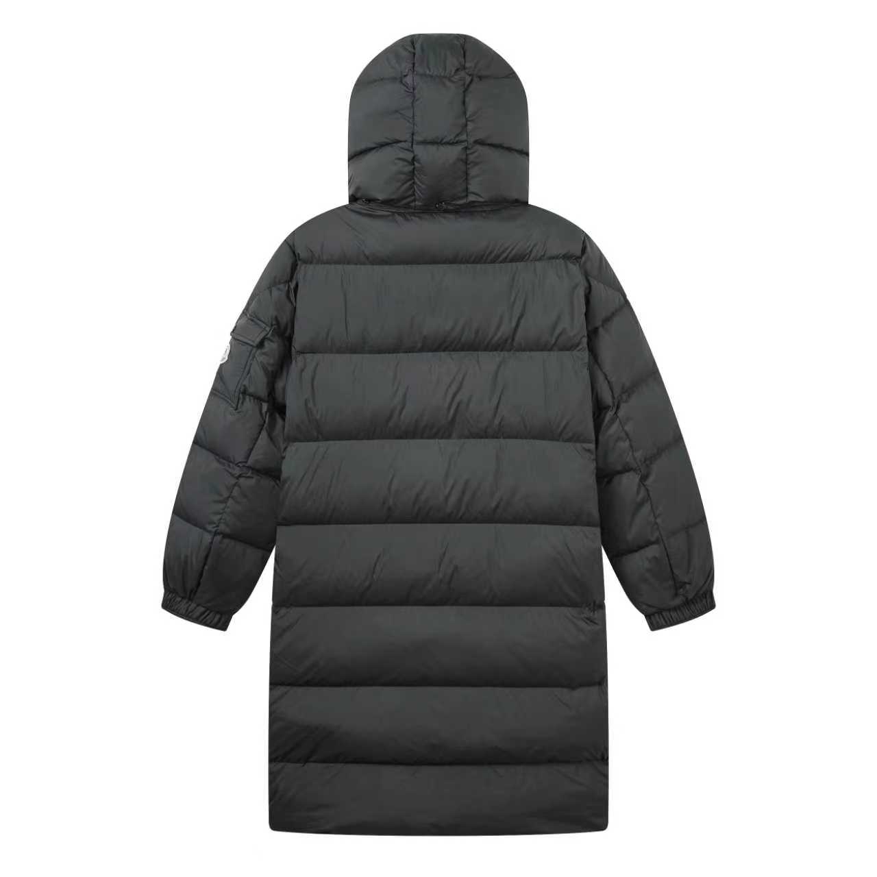 P540
【顶级版本】
大货细节图
Moncler Hanoverian行(哑光雾面)长款羽绒服
这款Hanoverian长款羽绒服采用longue saison面料制成,搭配实用细节设计,保暖与防护兼备。作为Moncler经典之作,此羽绒服采用可拆卸兜帽,搭配覆盖挡风片的正面拉链门襟,防护性能显著提升。
详情 采用longue saison面料制成 Longue saison衬里 填充羽绒 可拆卸兜帽 拉链和按扣开合 拉链口袋 衣袖设有贴袋 可调节袖口 抽绳下摆
做到了原版NFC感应式防伪芯片,国标90绒,使用了顶级羽绒,运用了直充技术的完美填充,蓬松质感非常好。保暖御寒能力提升了最大限度。原定制,非市场各类复刻版。
款号:5620
颜色:黑色
码数:1,2,3,4,5