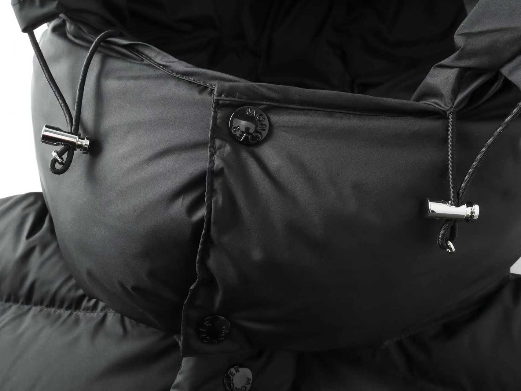 P540
【顶级版本】
大货细节图
Moncler Hanoverian行(哑光雾面)长款羽绒服
这款Hanoverian长款羽绒服采用longue saison面料制成,搭配实用细节设计,保暖与防护兼备。作为Moncler经典之作,此羽绒服采用可拆卸兜帽,搭配覆盖挡风片的正面拉链门襟,防护性能显著提升。
详情 采用longue saison面料制成 Longue saison衬里 填充羽绒 可拆卸兜帽 拉链和按扣开合 拉链口袋 衣袖设有贴袋 可调节袖口 抽绳下摆
做到了原版NFC感应式防伪芯片,国标90绒,使用了顶级羽绒,运用了直充技术的完美填充,蓬松质感非常好。保暖御寒能力提升了最大限度。原定制,非市场各类复刻版。
款号:5620
颜色:黑色
码数:1,2,3,4,5