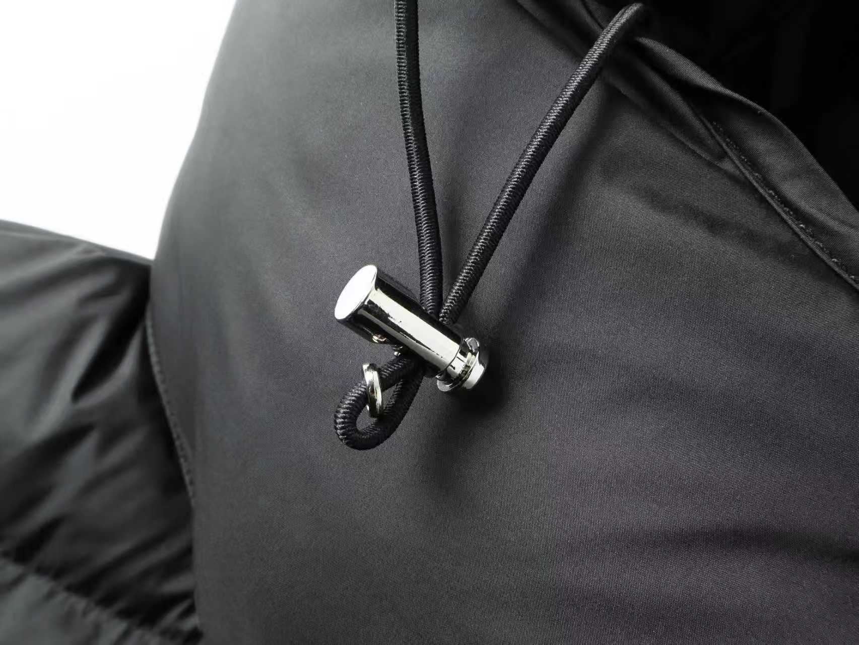 P540
【顶级版本】
大货细节图
Moncler Hanoverian行(哑光雾面)长款羽绒服
这款Hanoverian长款羽绒服采用longue saison面料制成,搭配实用细节设计,保暖与防护兼备。作为Moncler经典之作,此羽绒服采用可拆卸兜帽,搭配覆盖挡风片的正面拉链门襟,防护性能显著提升。
详情 采用longue saison面料制成 Longue saison衬里 填充羽绒 可拆卸兜帽 拉链和按扣开合 拉链口袋 衣袖设有贴袋 可调节袖口 抽绳下摆
做到了原版NFC感应式防伪芯片,国标90绒,使用了顶级羽绒,运用了直充技术的完美填充,蓬松质感非常好。保暖御寒能力提升了最大限度。原定制,非市场各类复刻版。
款号:5620
颜色:黑色
码数:1,2,3,4,5