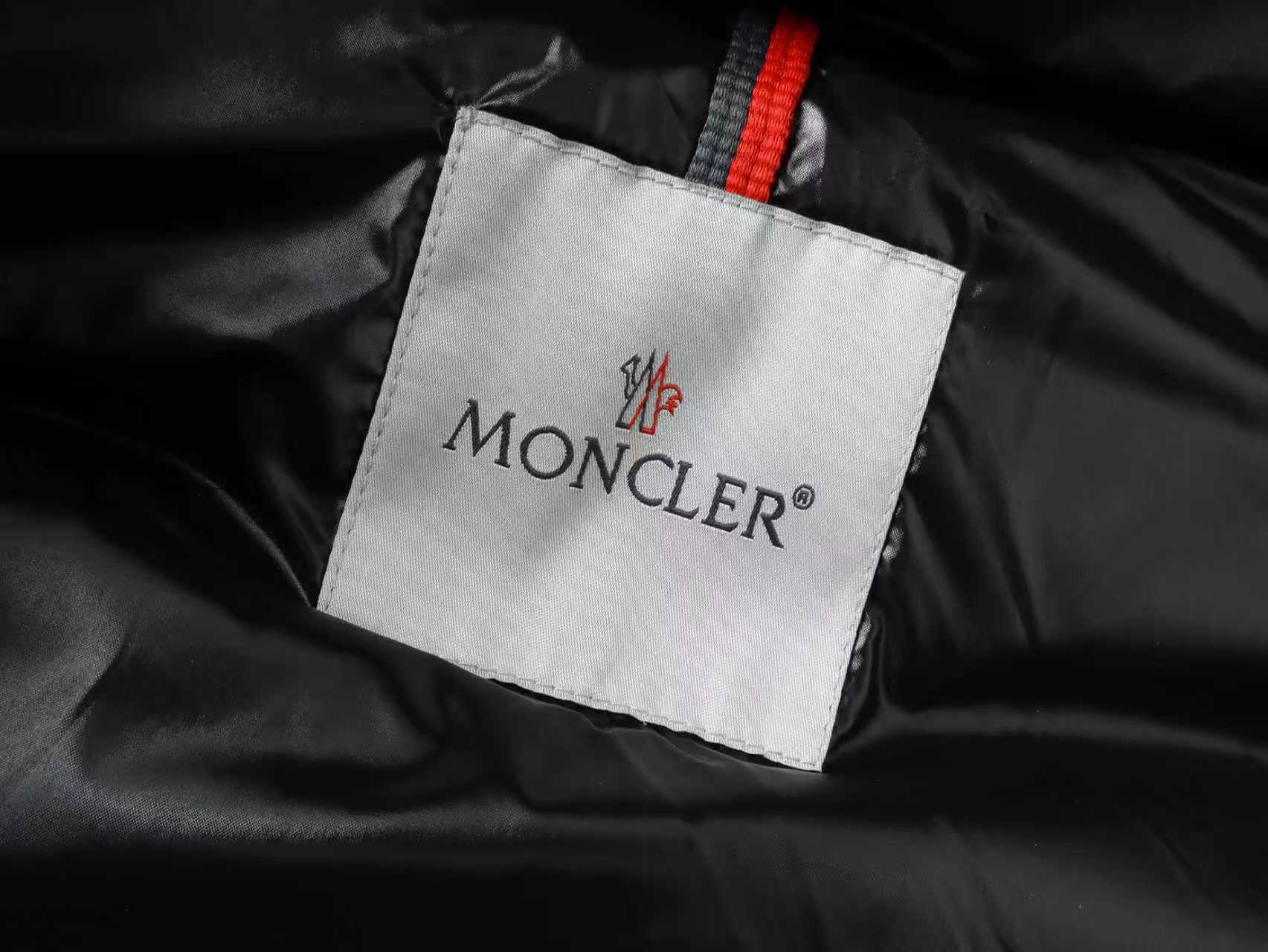 P540
【顶级版本】
大货细节图
Moncler Hanoverian行(哑光雾面)长款羽绒服
这款Hanoverian长款羽绒服采用longue saison面料制成,搭配实用细节设计,保暖与防护兼备。作为Moncler经典之作,此羽绒服采用可拆卸兜帽,搭配覆盖挡风片的正面拉链门襟,防护性能显著提升。
详情 采用longue saison面料制成 Longue saison衬里 填充羽绒 可拆卸兜帽 拉链和按扣开合 拉链口袋 衣袖设有贴袋 可调节袖口 抽绳下摆
做到了原版NFC感应式防伪芯片,国标90绒,使用了顶级羽绒,运用了直充技术的完美填充,蓬松质感非常好。保暖御寒能力提升了最大限度。原定制,非市场各类复刻版。
款号:5620
颜色:黑色
码数:1,2,3,4,5