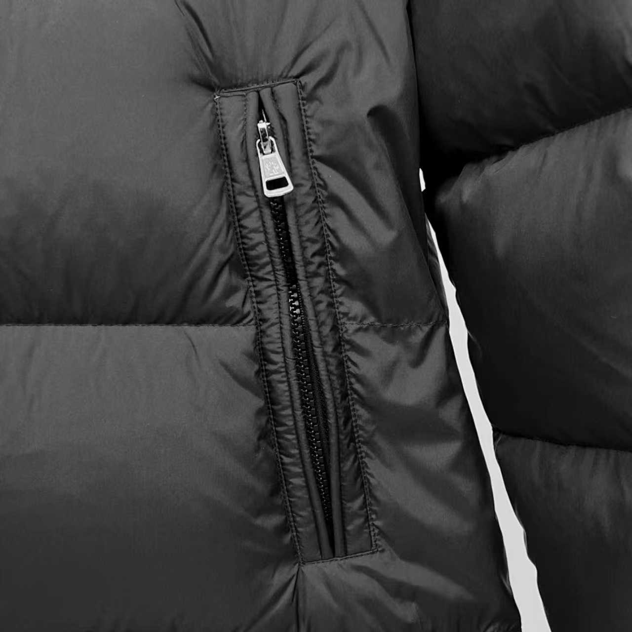 P540
【顶级版本】
大货挂拍图
Moncler Hanoverian行(哑光雾面)长款羽绒服
这款Hanoverian长款羽绒服采用longue saison面料制成,搭配实用细节设计,保暖与防护兼备。作为Moncler经典之作,此羽绒服采用可拆卸兜帽,搭配覆盖挡风片的正面拉链门襟,防护性能显著提升。
详情 采用longue saison面料制成 Longue saison衬里 填充羽绒 可拆卸兜帽 拉链和按扣开合 拉链口袋 衣袖设有贴袋 可调节袖口 抽绳下摆
做到了原版NFC感应式防伪芯片,国标90绒,使用了顶级羽绒,运用了直充技术的完美填充,蓬松质感非常好。保暖御寒能力提升了最大限度。原定制,非市场各类复刻版。
款号:5620
颜色:黑色
码数:1,2,3,4,5