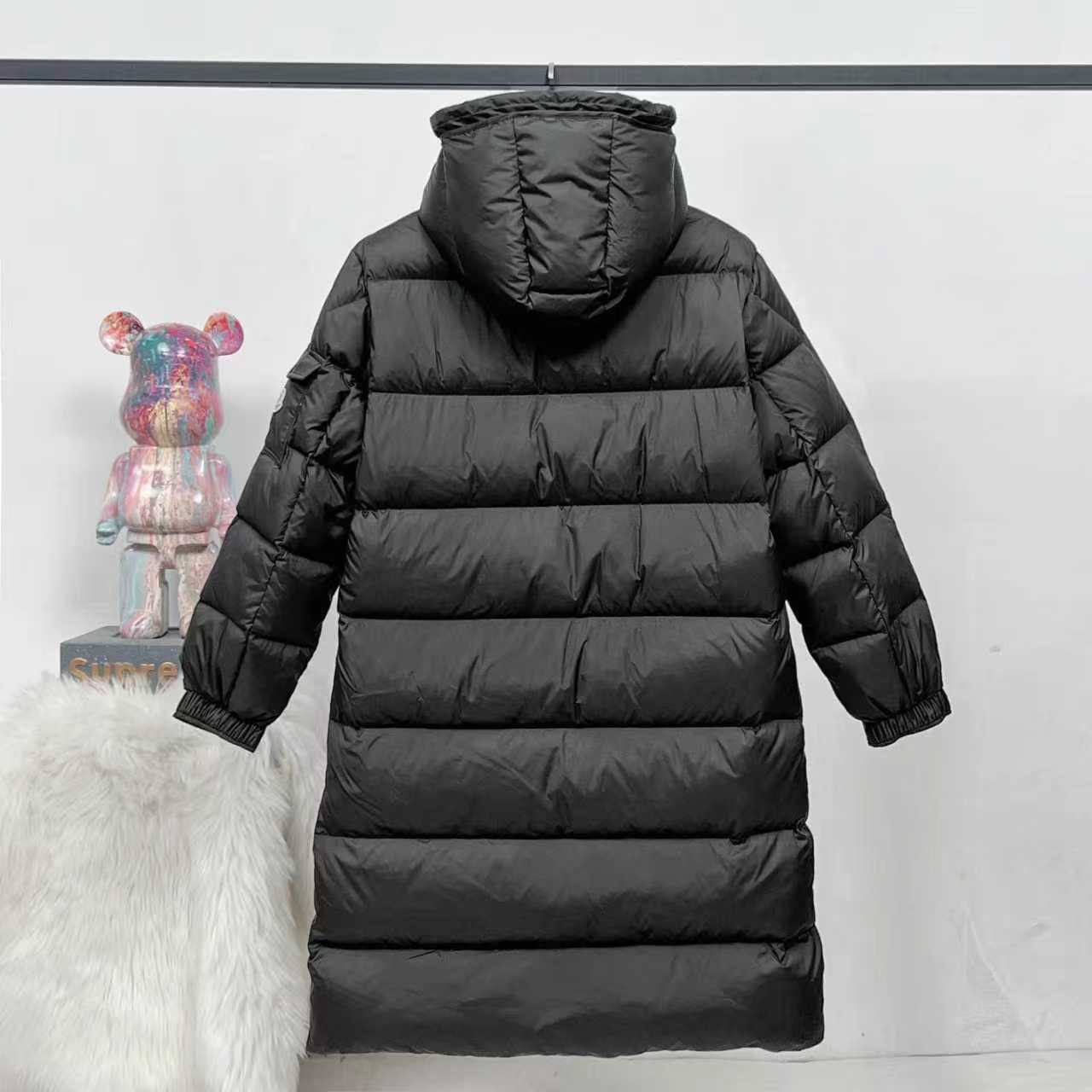P540
【顶级版本】
大货挂拍图
Moncler Hanoverian行(哑光雾面)长款羽绒服
这款Hanoverian长款羽绒服采用longue saison面料制成,搭配实用细节设计,保暖与防护兼备。作为Moncler经典之作,此羽绒服采用可拆卸兜帽,搭配覆盖挡风片的正面拉链门襟,防护性能显著提升。
详情 采用longue saison面料制成 Longue saison衬里 填充羽绒 可拆卸兜帽 拉链和按扣开合 拉链口袋 衣袖设有贴袋 可调节袖口 抽绳下摆
做到了原版NFC感应式防伪芯片,国标90绒,使用了顶级羽绒,运用了直充技术的完美填充,蓬松质感非常好。保暖御寒能力提升了最大限度。原定制,非市场各类复刻版。
款号:5620
颜色:黑色
码数:1,2,3,4,5