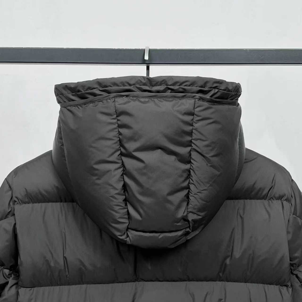 P540
【顶级版本】
大货挂拍图
Moncler Hanoverian行(哑光雾面)长款羽绒服
这款Hanoverian长款羽绒服采用longue saison面料制成,搭配实用细节设计,保暖与防护兼备。作为Moncler经典之作,此羽绒服采用可拆卸兜帽,搭配覆盖挡风片的正面拉链门襟,防护性能显著提升。
详情 采用longue saison面料制成 Longue saison衬里 填充羽绒 可拆卸兜帽 拉链和按扣开合 拉链口袋 衣袖设有贴袋 可调节袖口 抽绳下摆
做到了原版NFC感应式防伪芯片,国标90绒,使用了顶级羽绒,运用了直充技术的完美填充,蓬松质感非常好。保暖御寒能力提升了最大限度。原定制,非市场各类复刻版。
款号:5620
颜色:黑色
码数:1,2,3,4,5